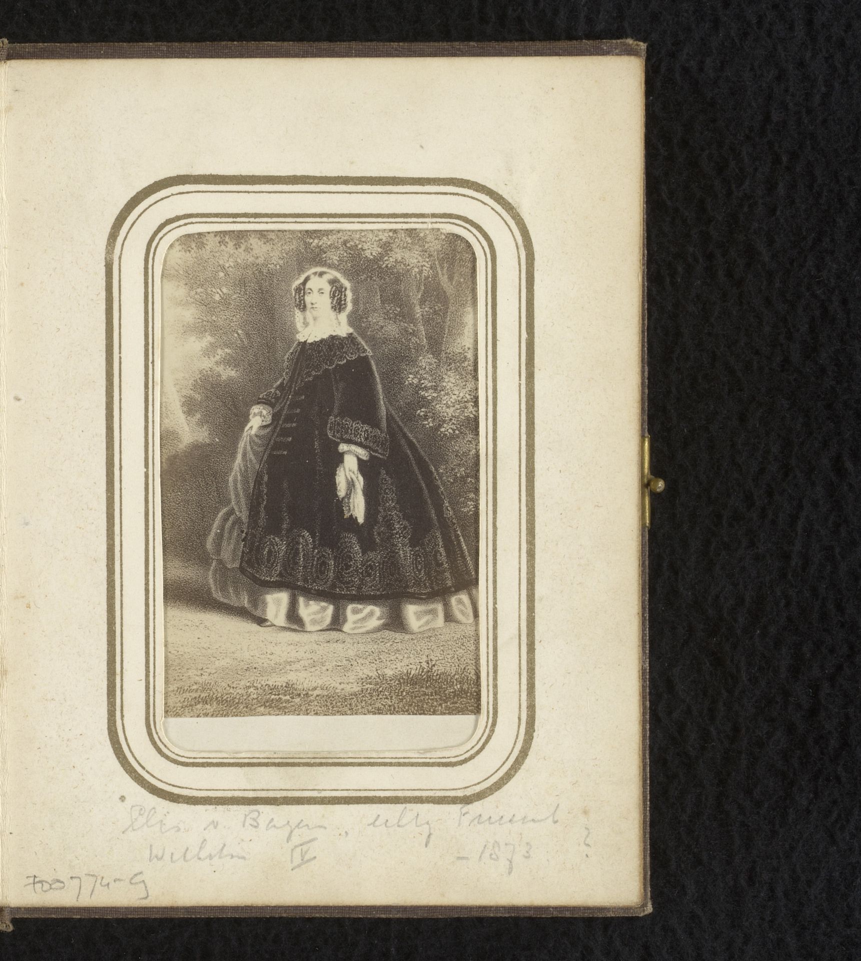 Fotoreproductie van een prent van een portret van Elisabeth Ludovika van Beieren by Anonymous
