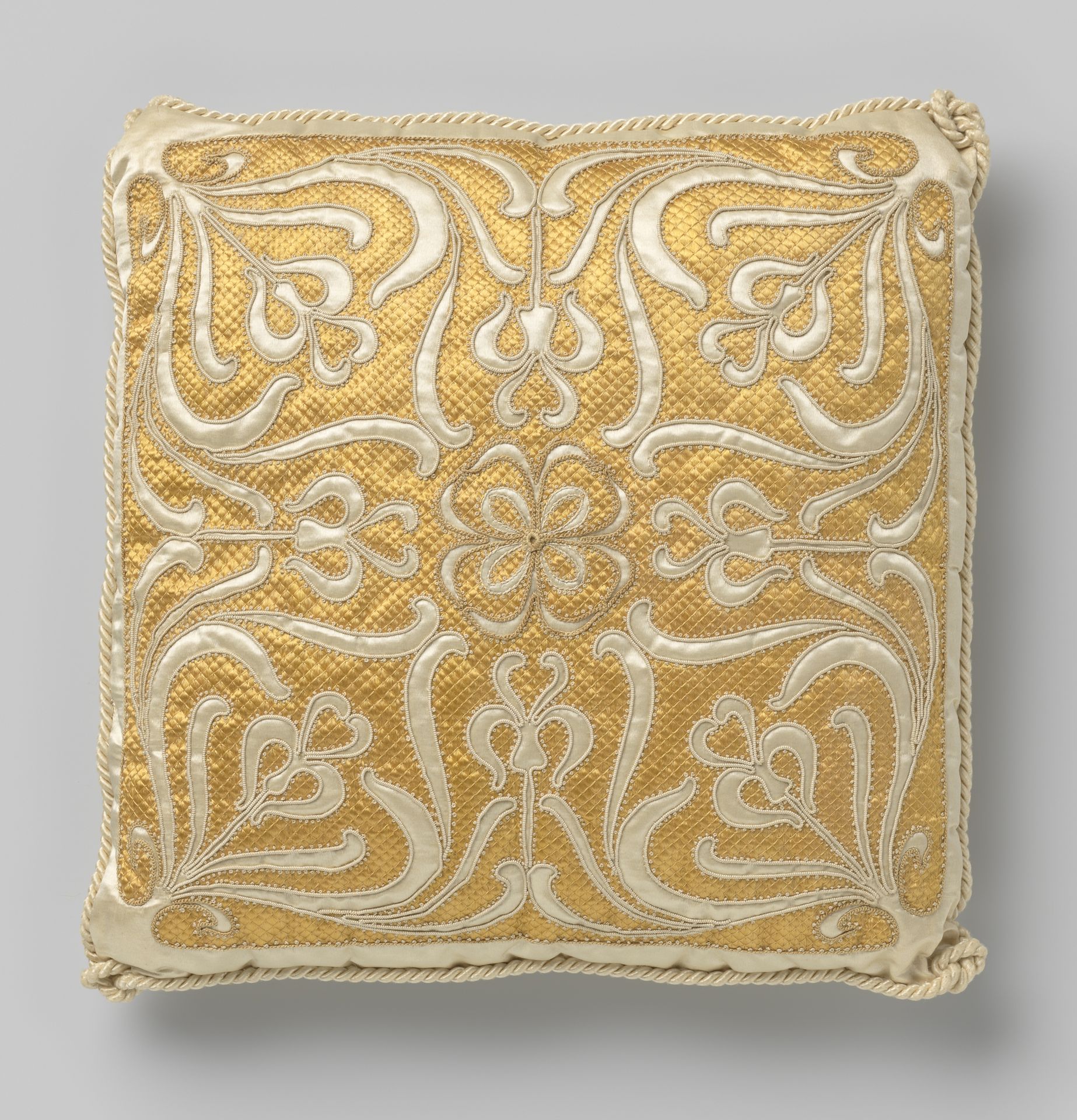 Kussen van wit satijn met oranje borduurwerk, vervaardigd t.g.v. huwelijk of inhuldiging Wilhelmina, 1898 of 1901. by Sophia Maria Frikkers-Rasen