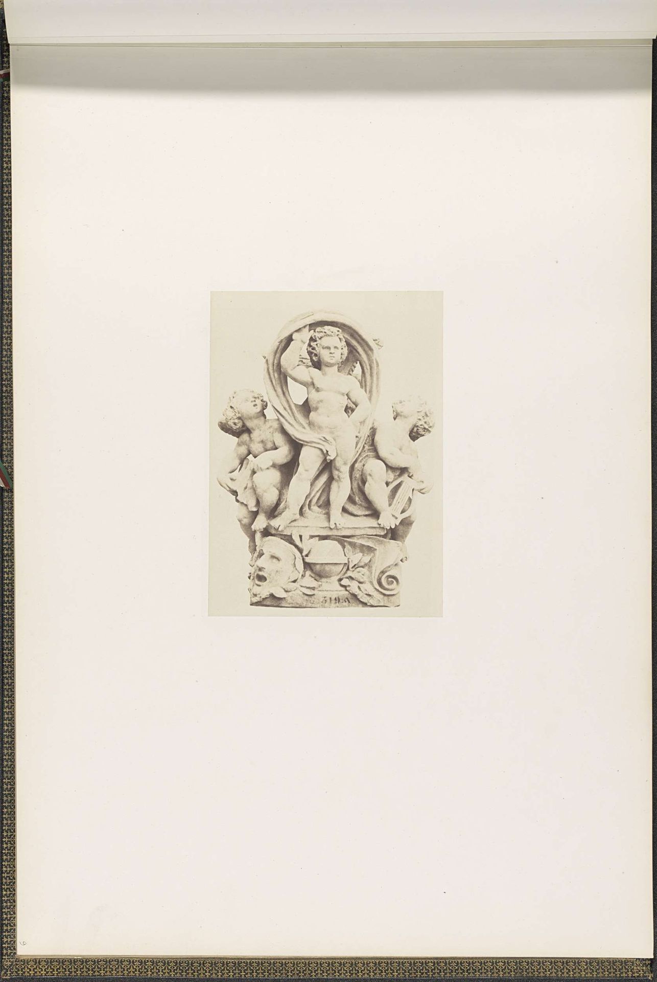 Gipsmodel voor beeldhouwwerk op het Palais du Louvre: "Les Arts" door Auguste Préault by Edouard Baldus