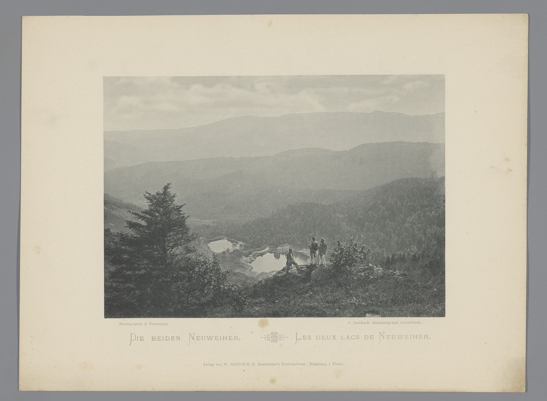 Gezicht op het Grand Neuweiher en het Petit Neuweiher met wandelaars by Charles Bernhoeft