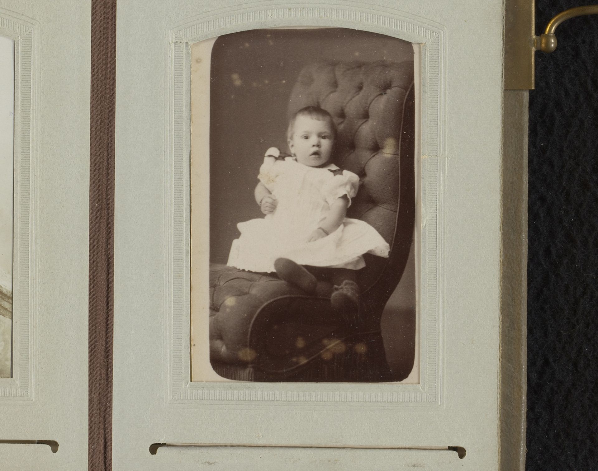 Portret van een peuter op een stoel by W.G. Kuijer & Zonen