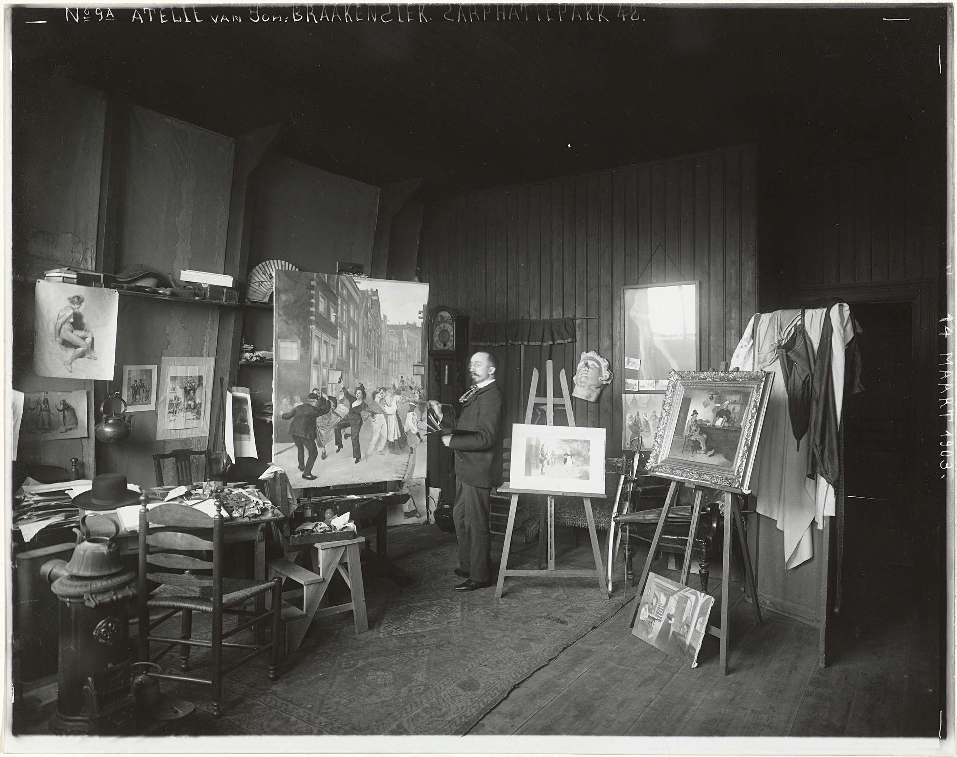 De schilder en tekenaar Johan Braaksensiek in zijn atelier, Sarphatipark 42, Amsterdam by Sigmund Löw