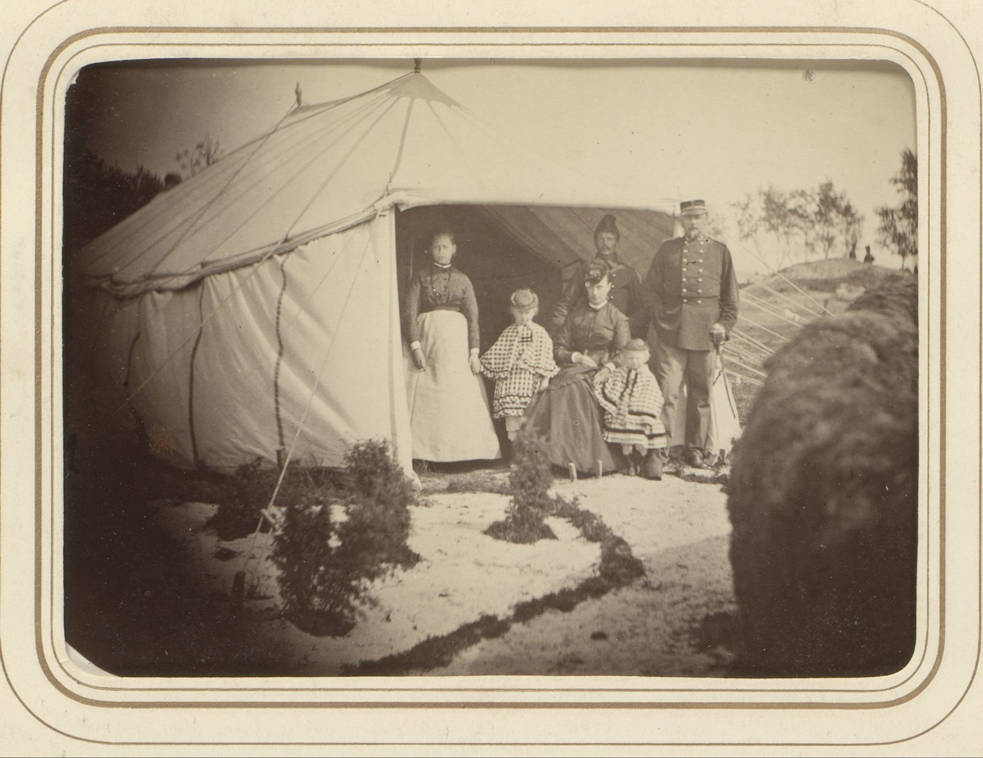 Familieportret voor een tent by Dirk le Grand