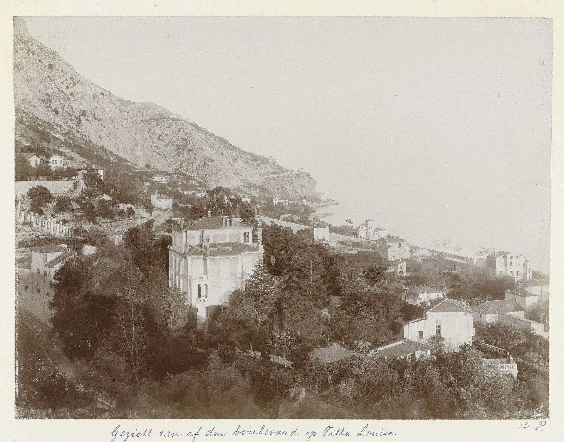 Gezicht op Menton, op de voorgrond Villa Louise by Henry Pauw van Wieldrecht