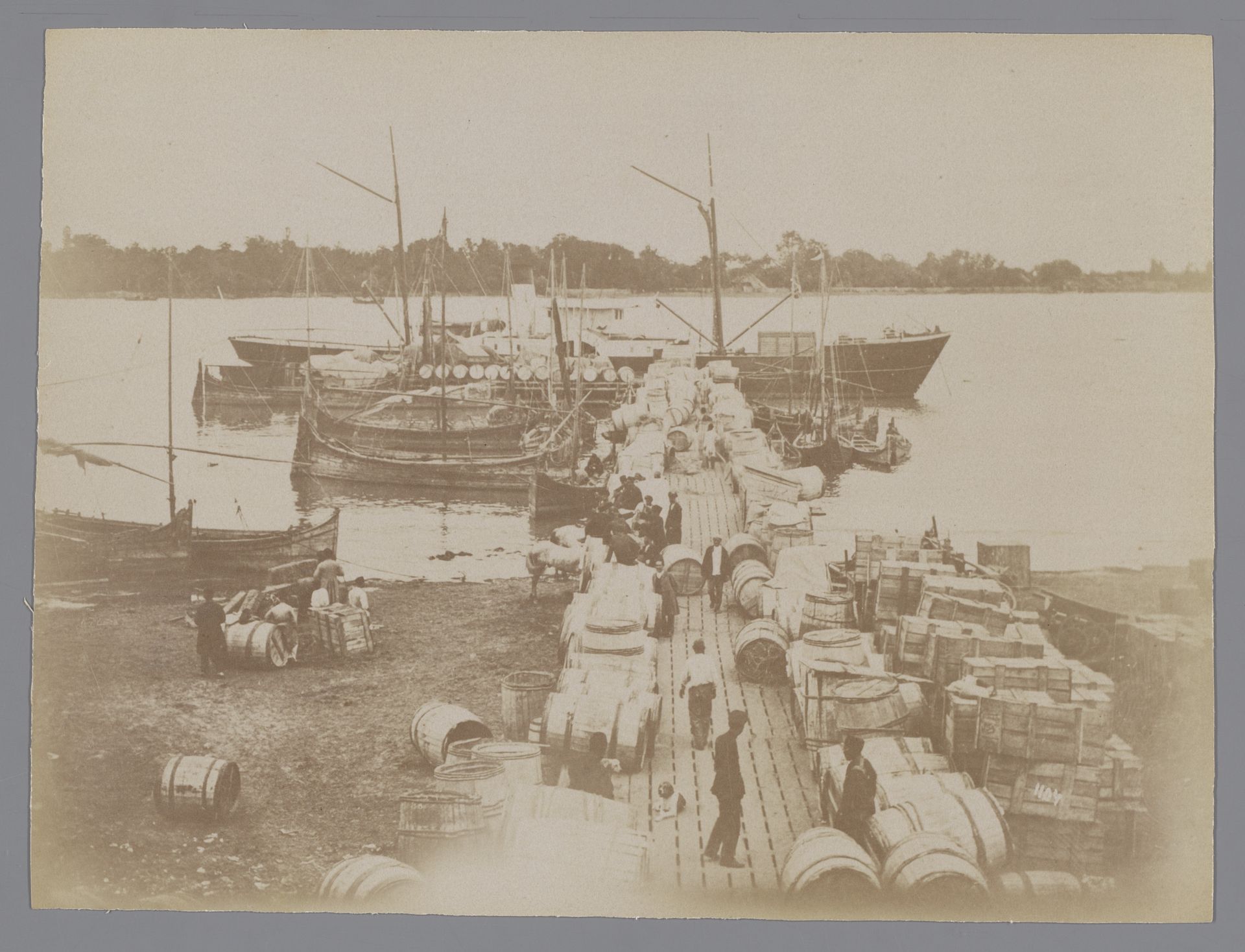 Haven, in-/uitladen van schepen by Antoine Sevruguin