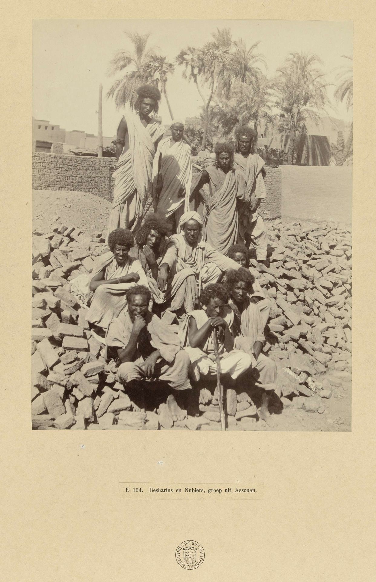 Groepsportret van onbekende Bishari en Nubische mannen, Aswan by Antonio Beato