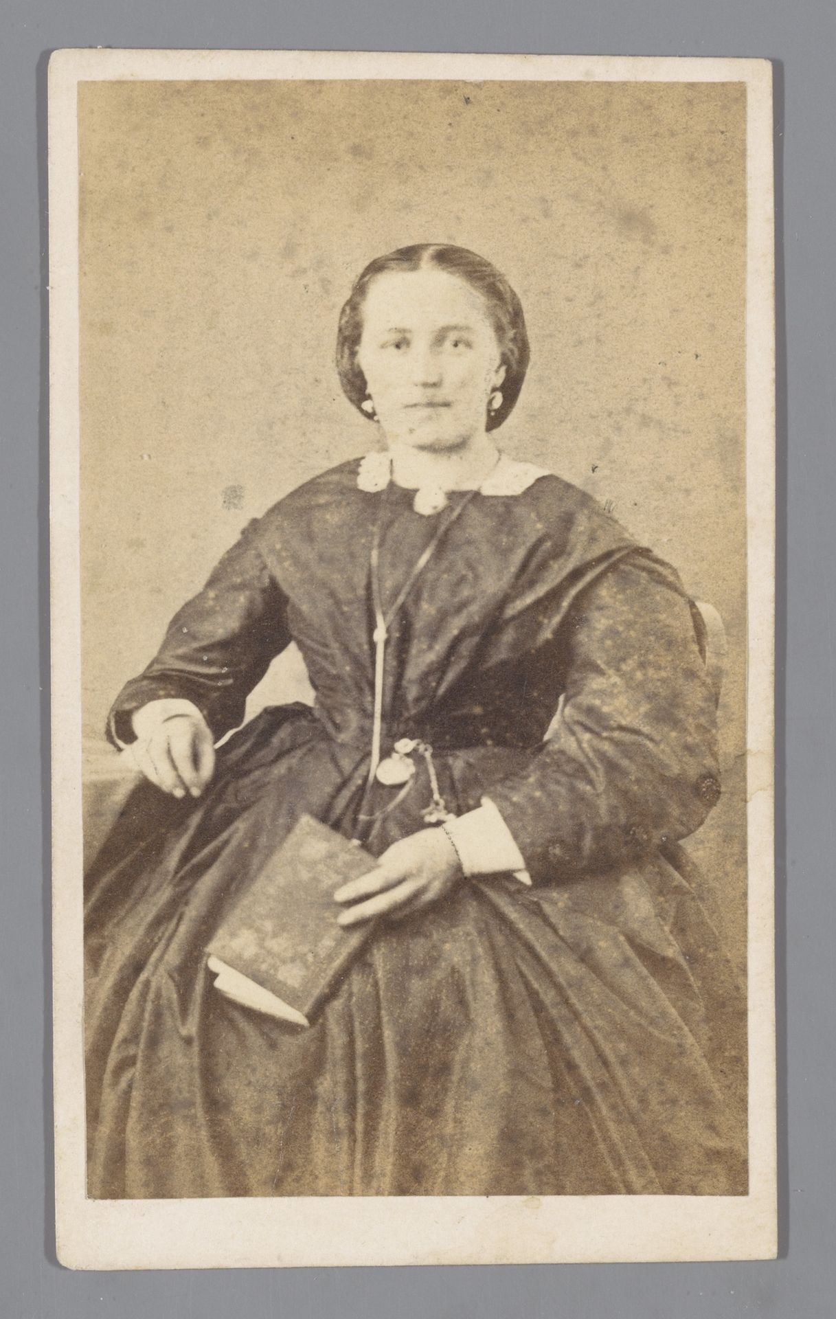 Portret van een vrouw by W. van Uije Wzn