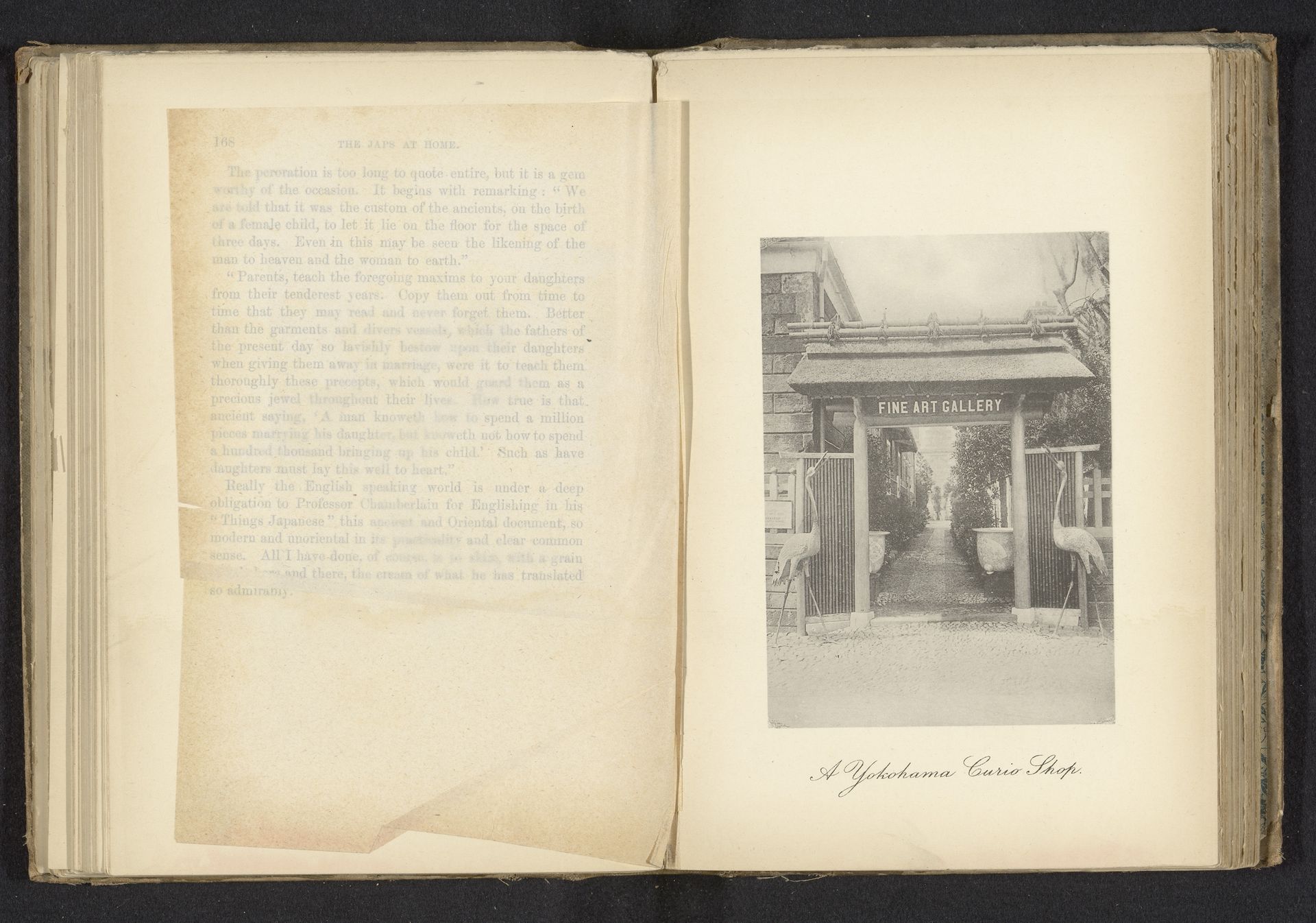 Poort naar een kunsthandel in Yokohama by Douglas Sladen