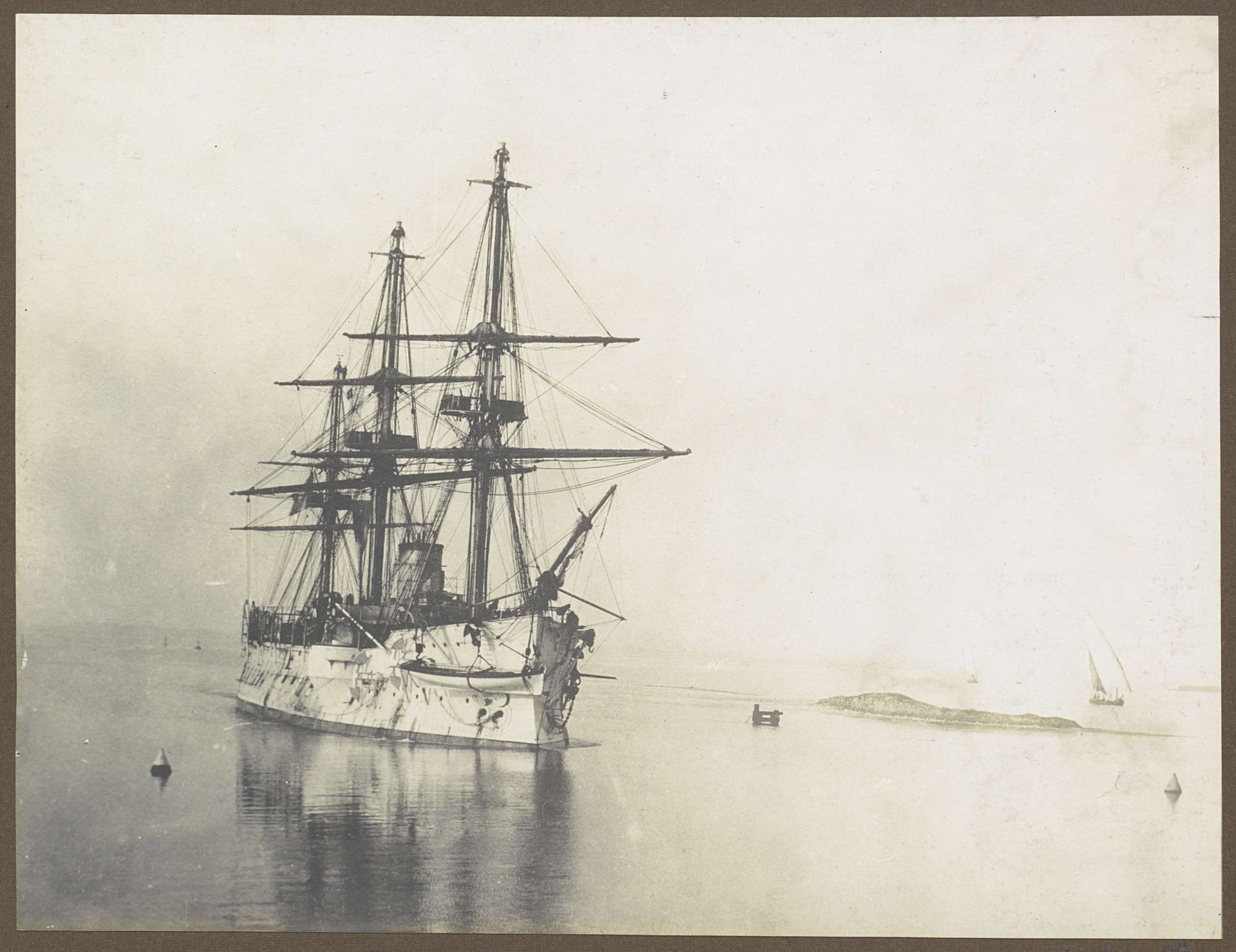 Schip op een water, vermoedelijk bij het Suezkanaal by C. & G. Zangaki