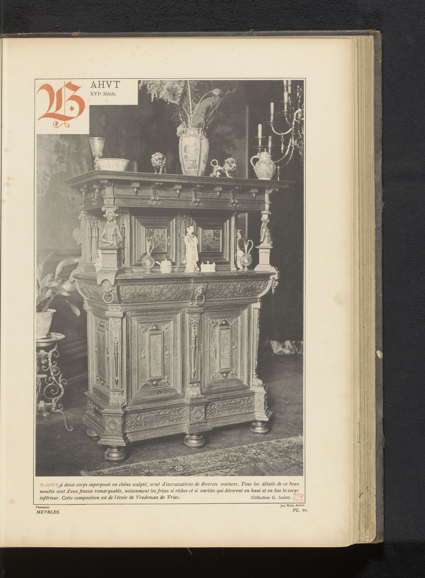 Eikenhouten kast by Anonymous