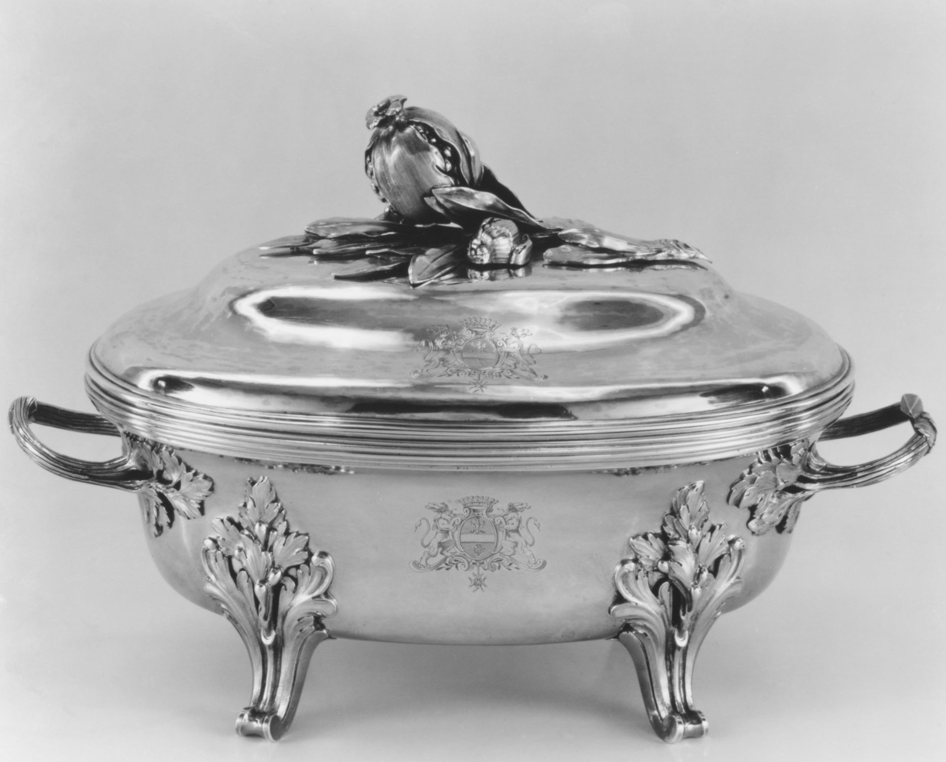 Tureen with cover by Joseph-Pierre-Jacques Duguay