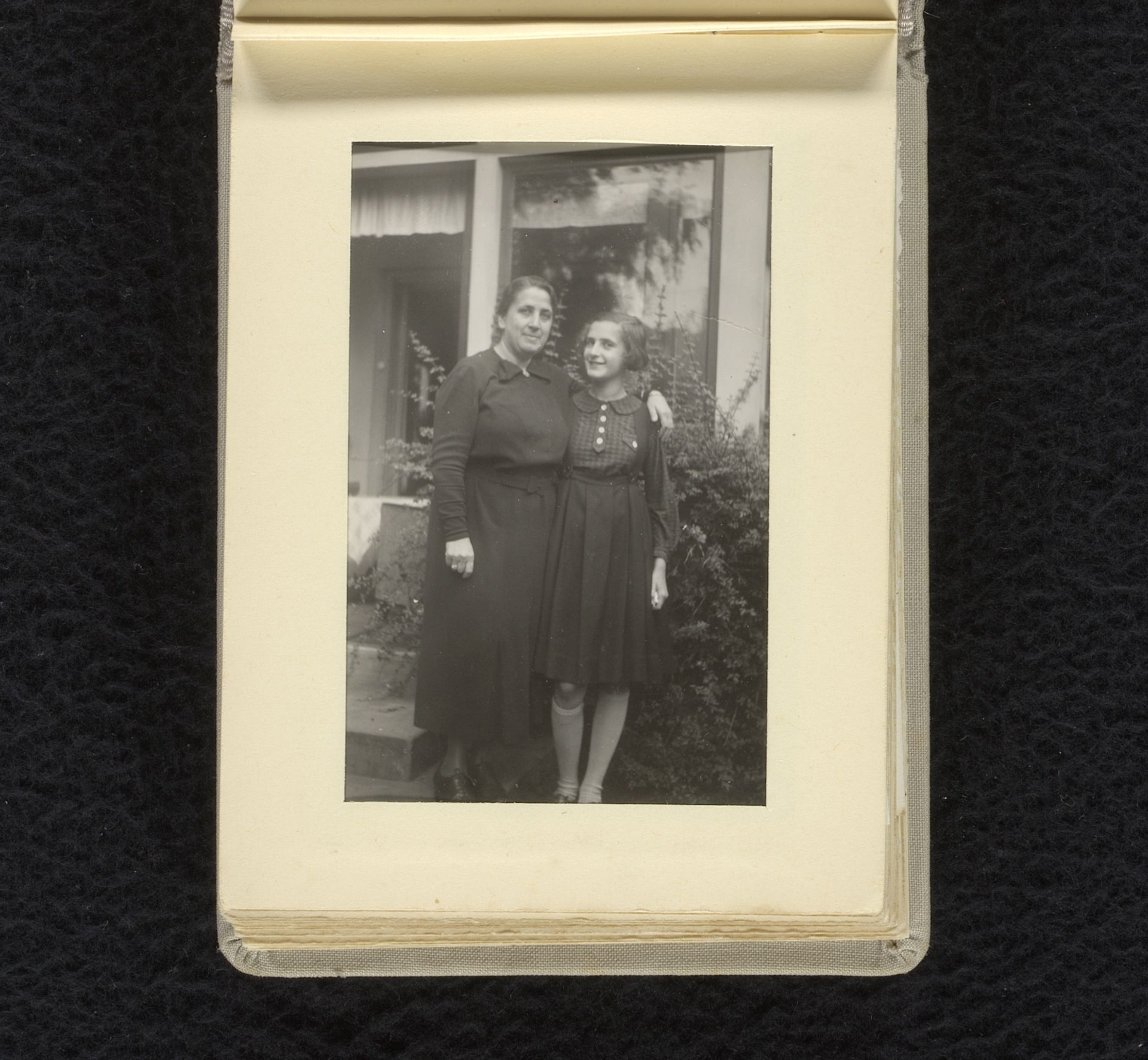 Isabel Wachenheimer in de tuin met haar moeder Else Wachenheimer-Moos, 1941, Doorn by familie Wachenheimer