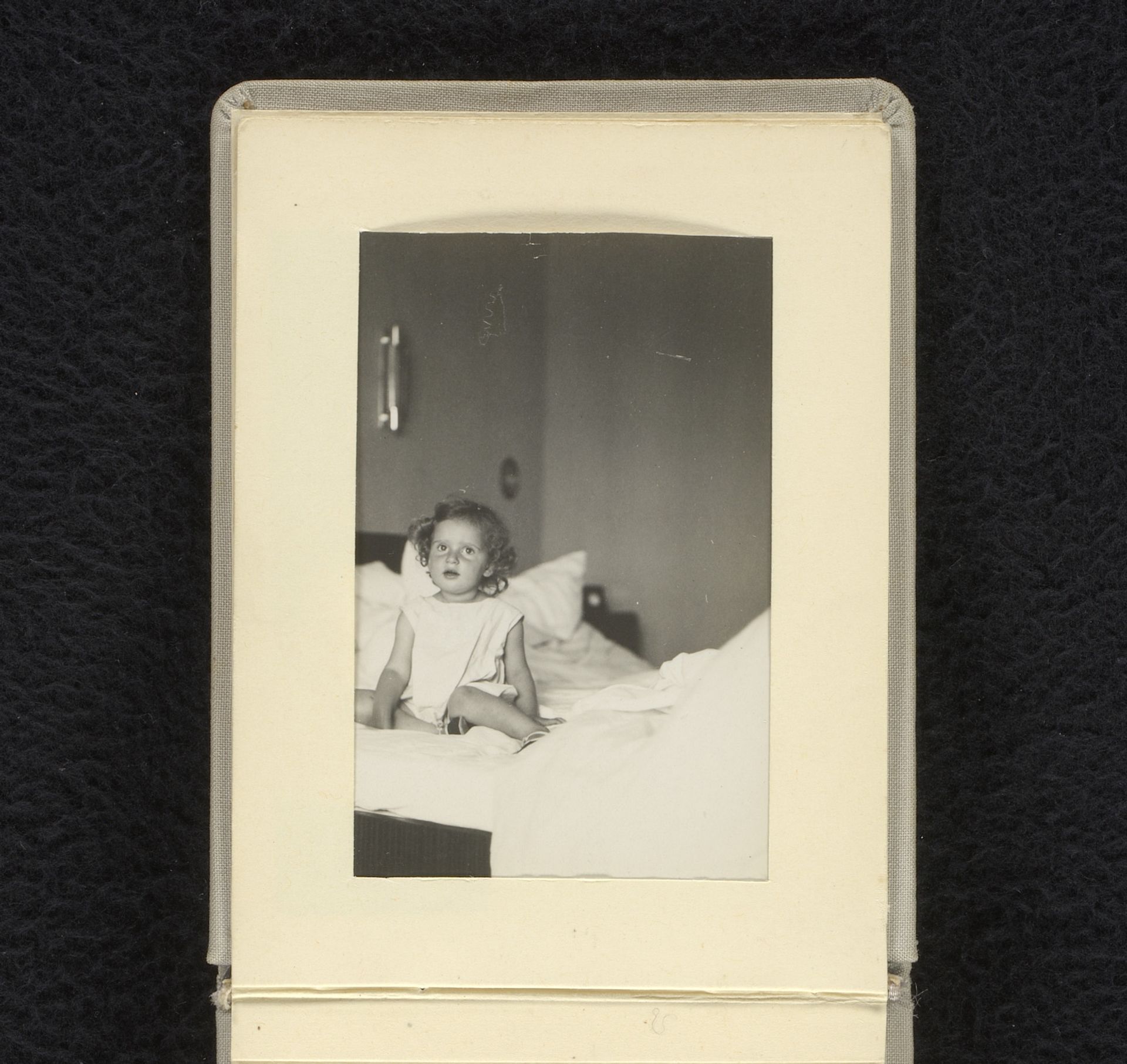 Isabel Wachenheimer als klein meisje in de slaapkamer, 1929-1931, München by familie Wachenheimer
