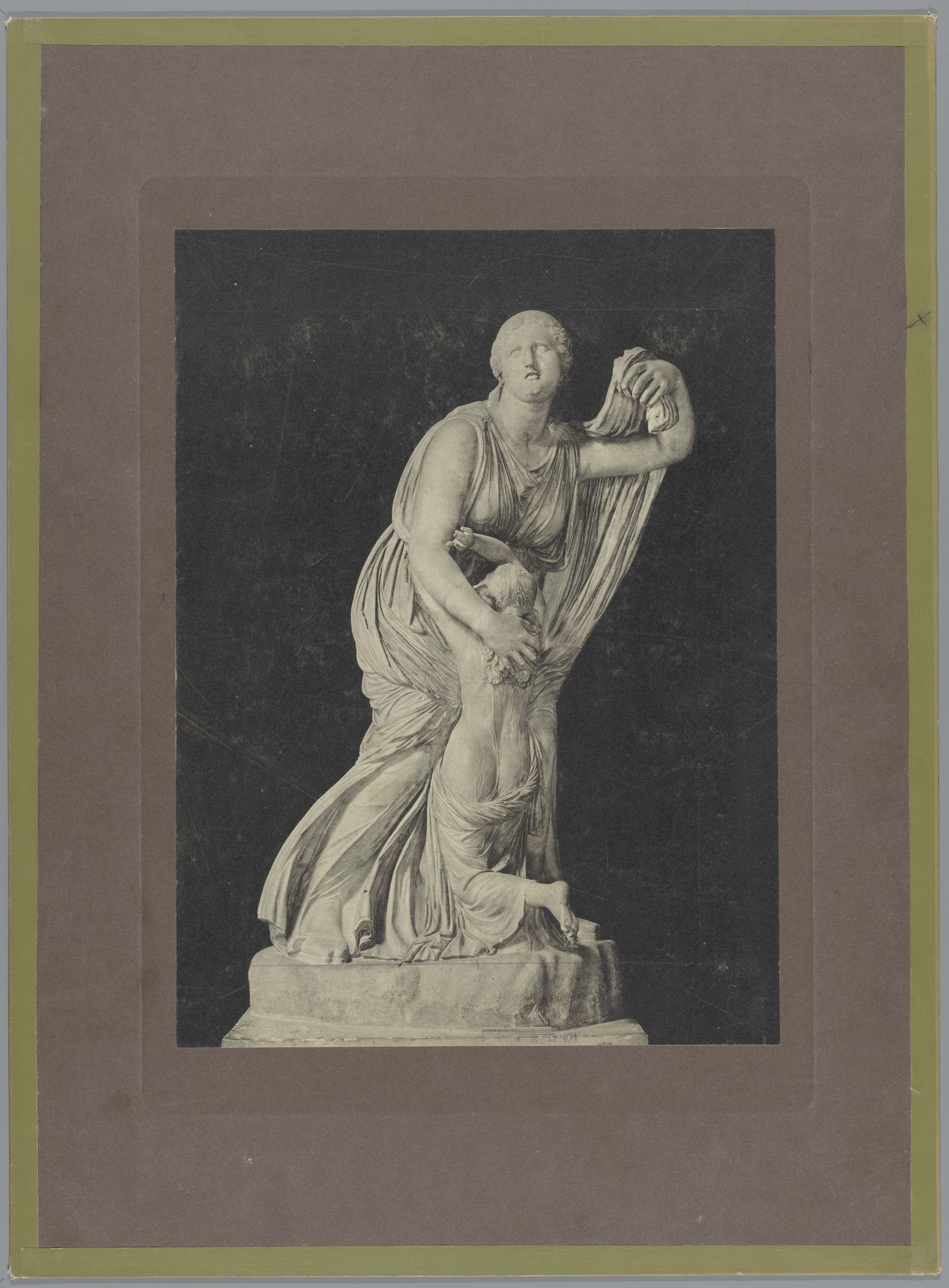 Sculptuur van Niobe met haar dochter by Anonymous