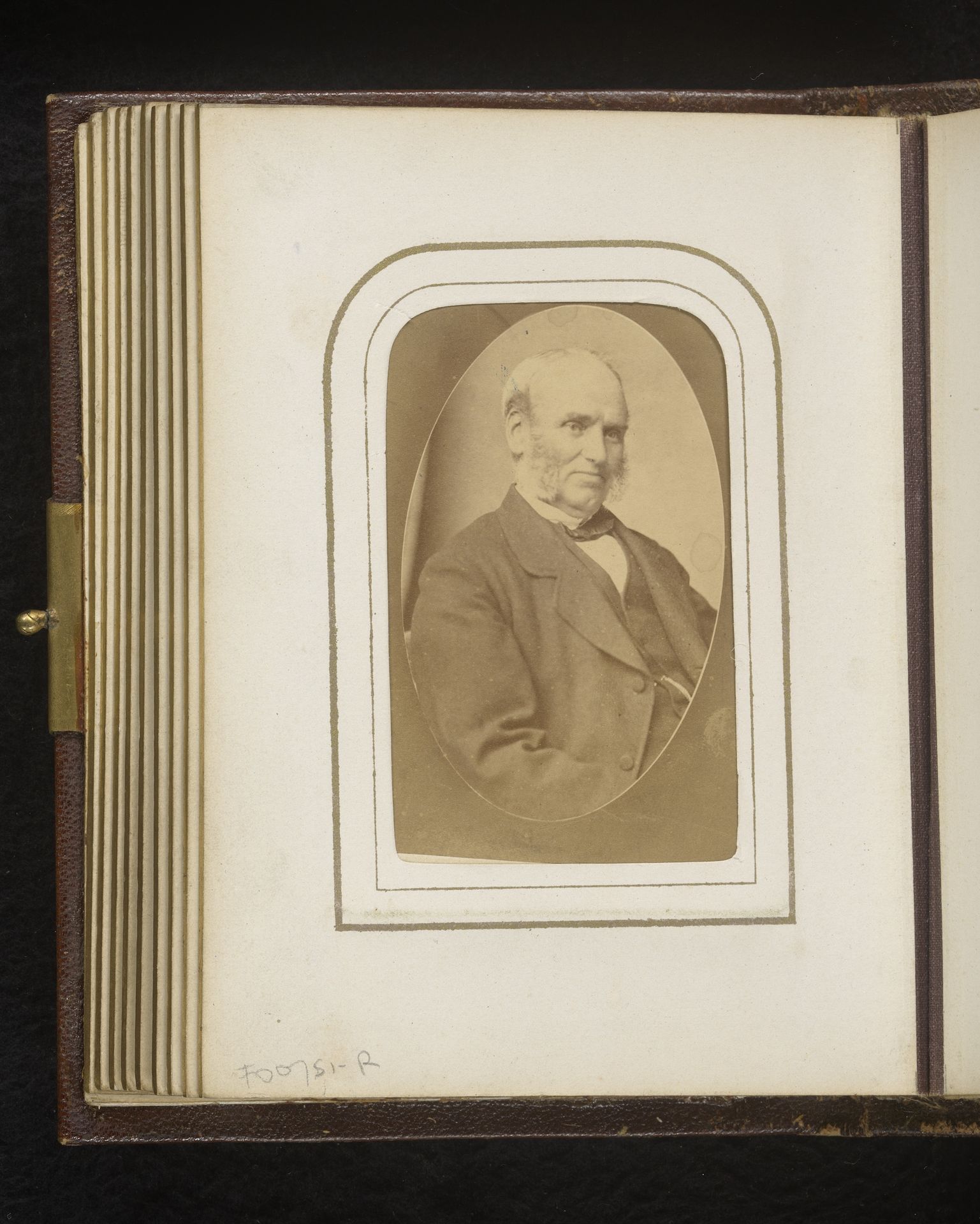 Portret van een zittende man met bakkebaarden by R. Riddle