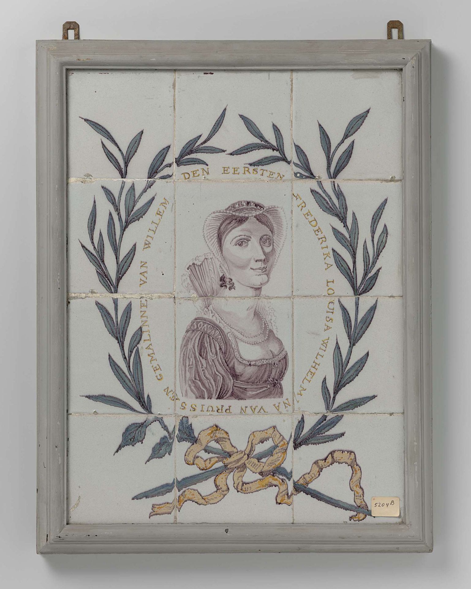 Tegeltableau met portret koningin Frederika Wilhelmina met opschrift: FREDERIKA LOUISA WILHELMINA VAN PRUISSEN GEMALINNE VAN WILLEM DEN EERSTEN by Anonymous