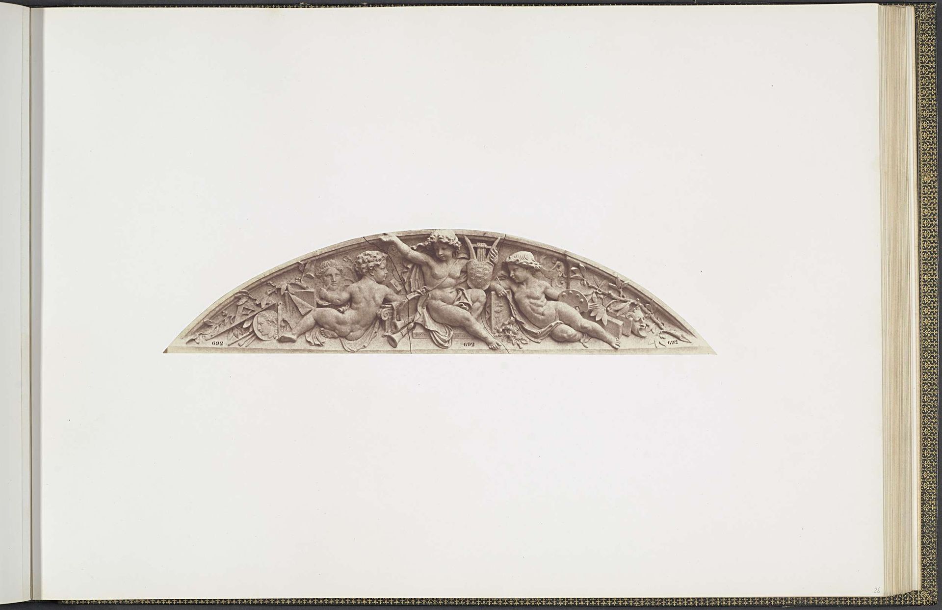 Gipsmodellen voor beeldhouwwerken op het Palais du Louvre: "Les Beaux-Arts" door Auguste Poitevin by Edouard Baldus