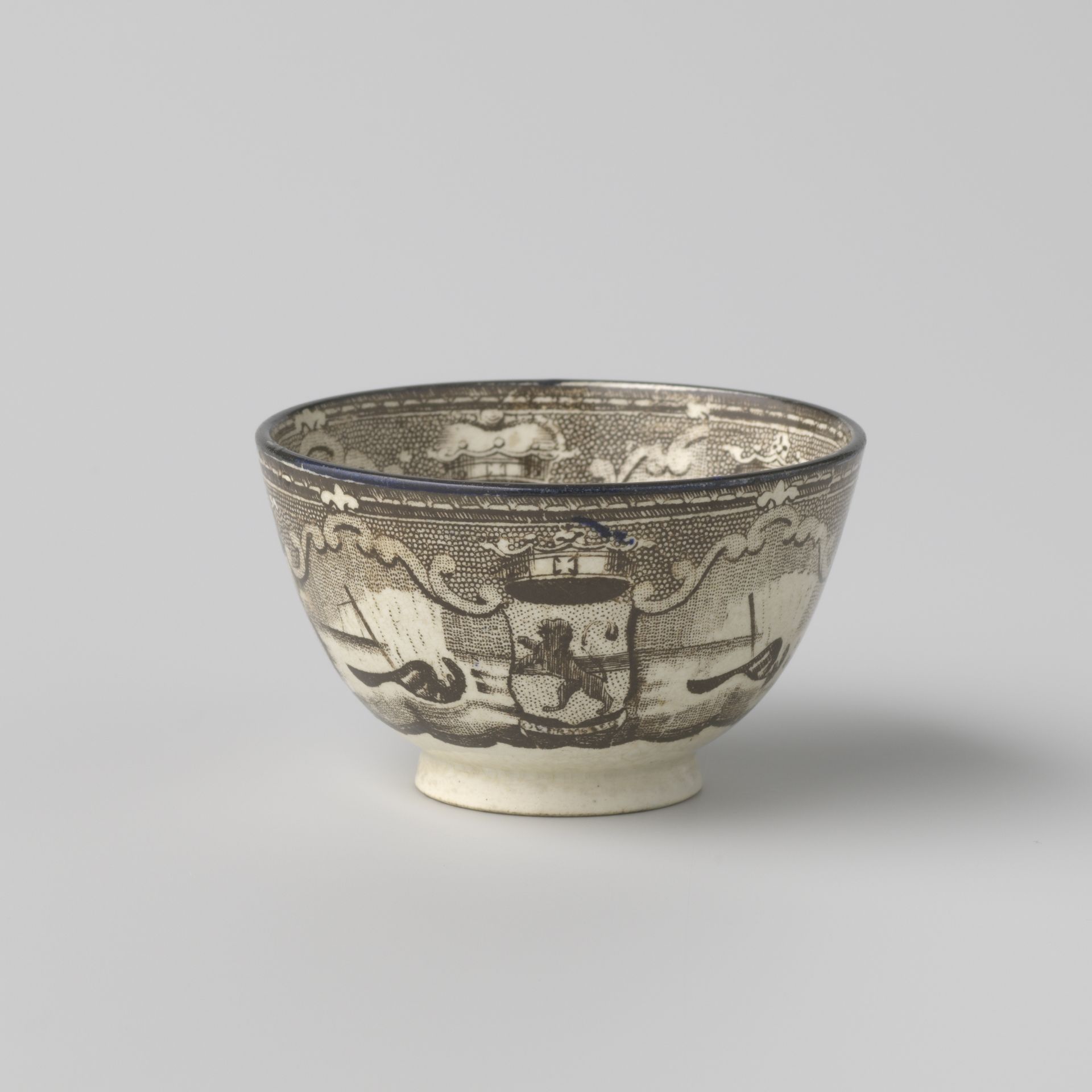 Kop van hardgebakken aardewerk met een bruine transfer als decoratie by Southwick Pottery