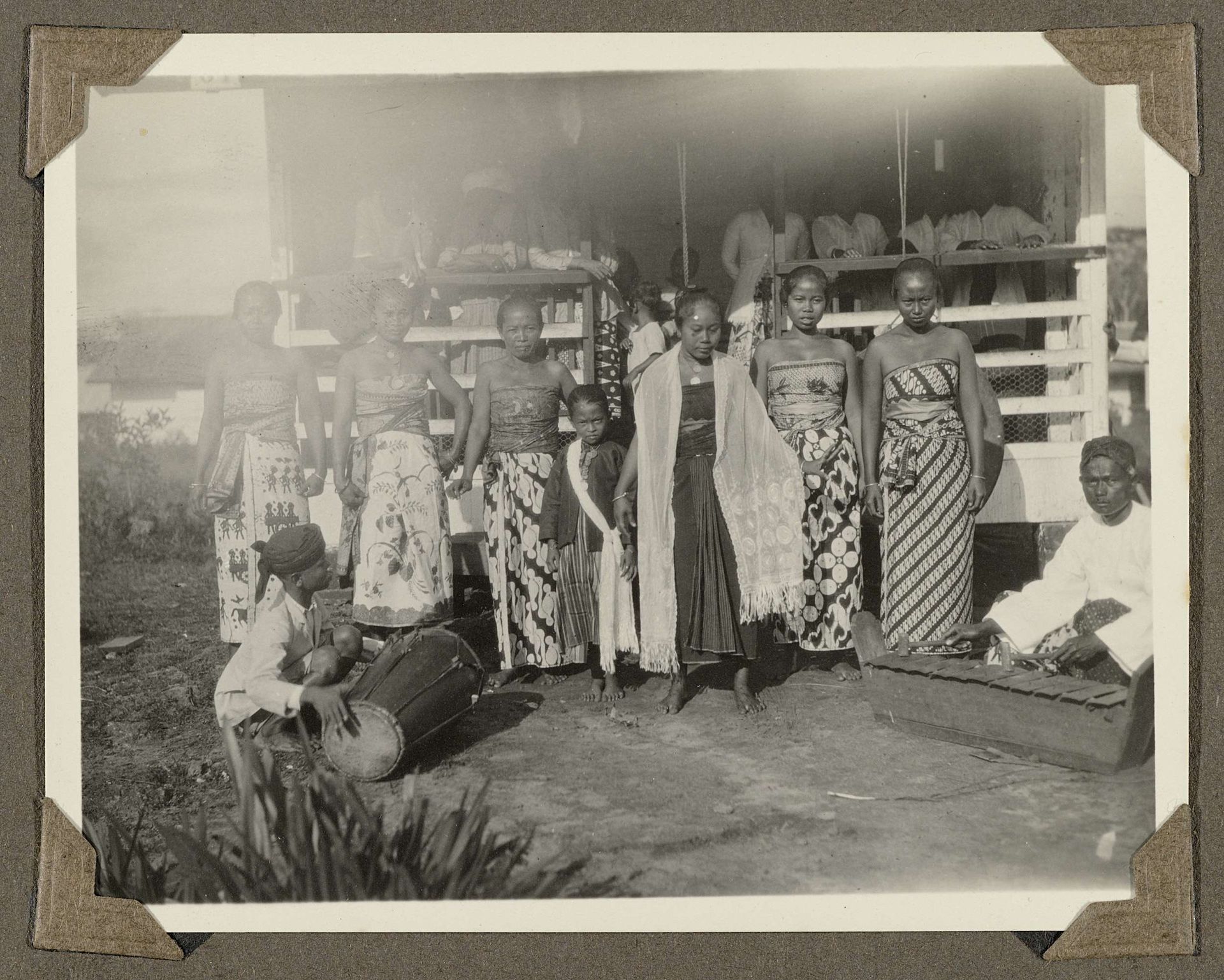 Groep Javaanse vrouwen in Suriname by Anonymous