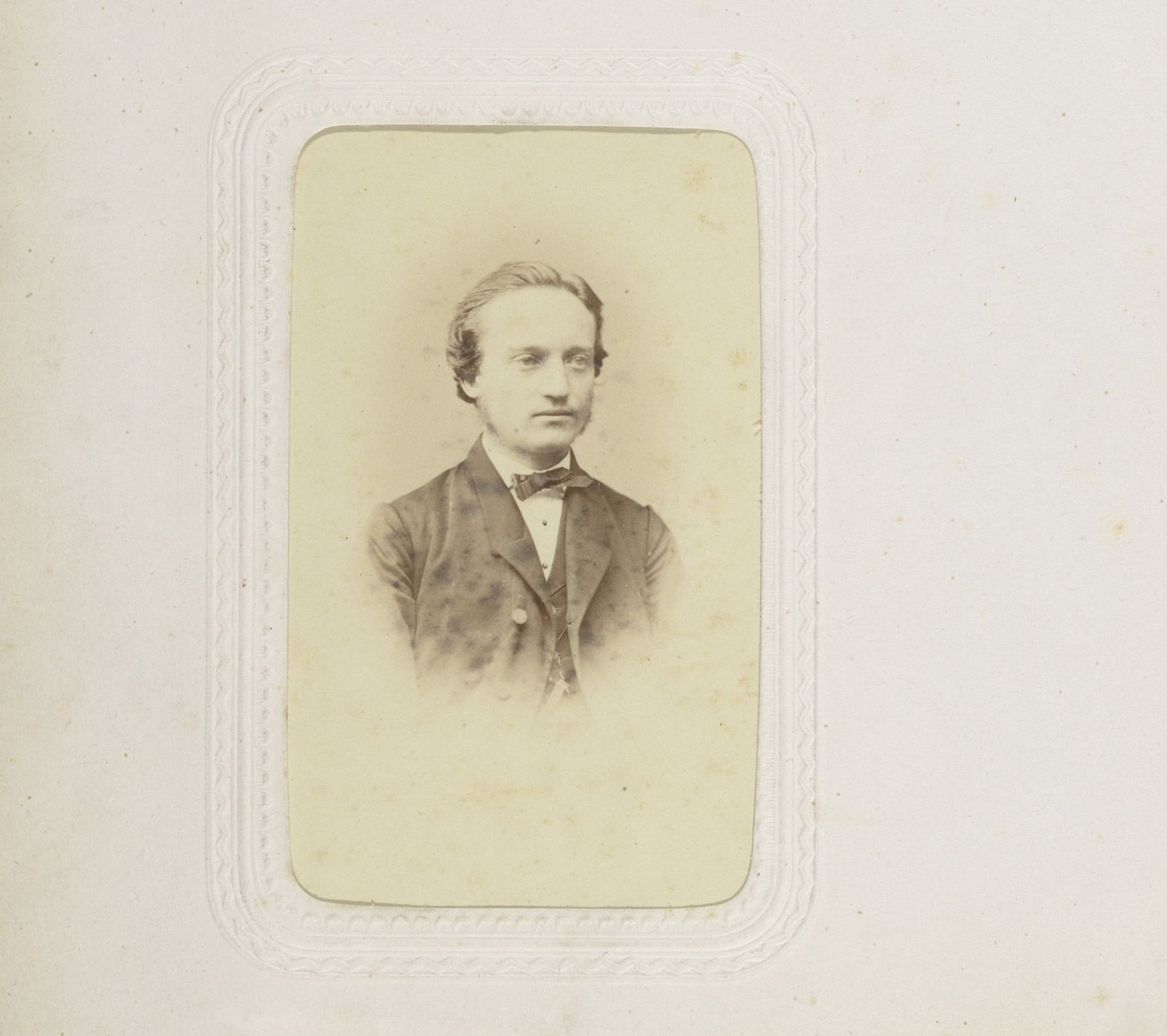 Portret van een jonge man met vlinderstrik by George Heyer