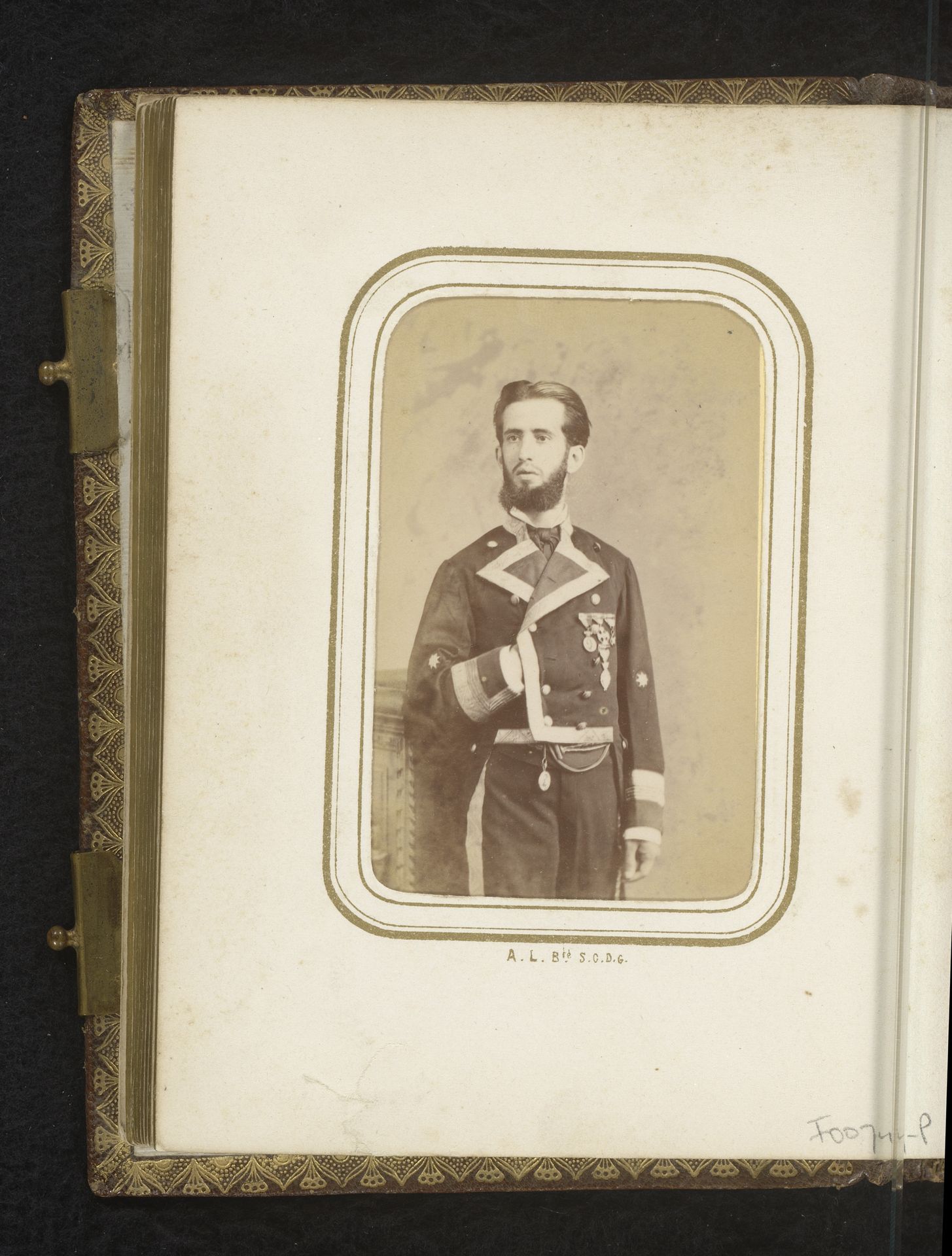 Portret van een staande man in uniform met onderscheiding by C.D. Fredricks y Daries
