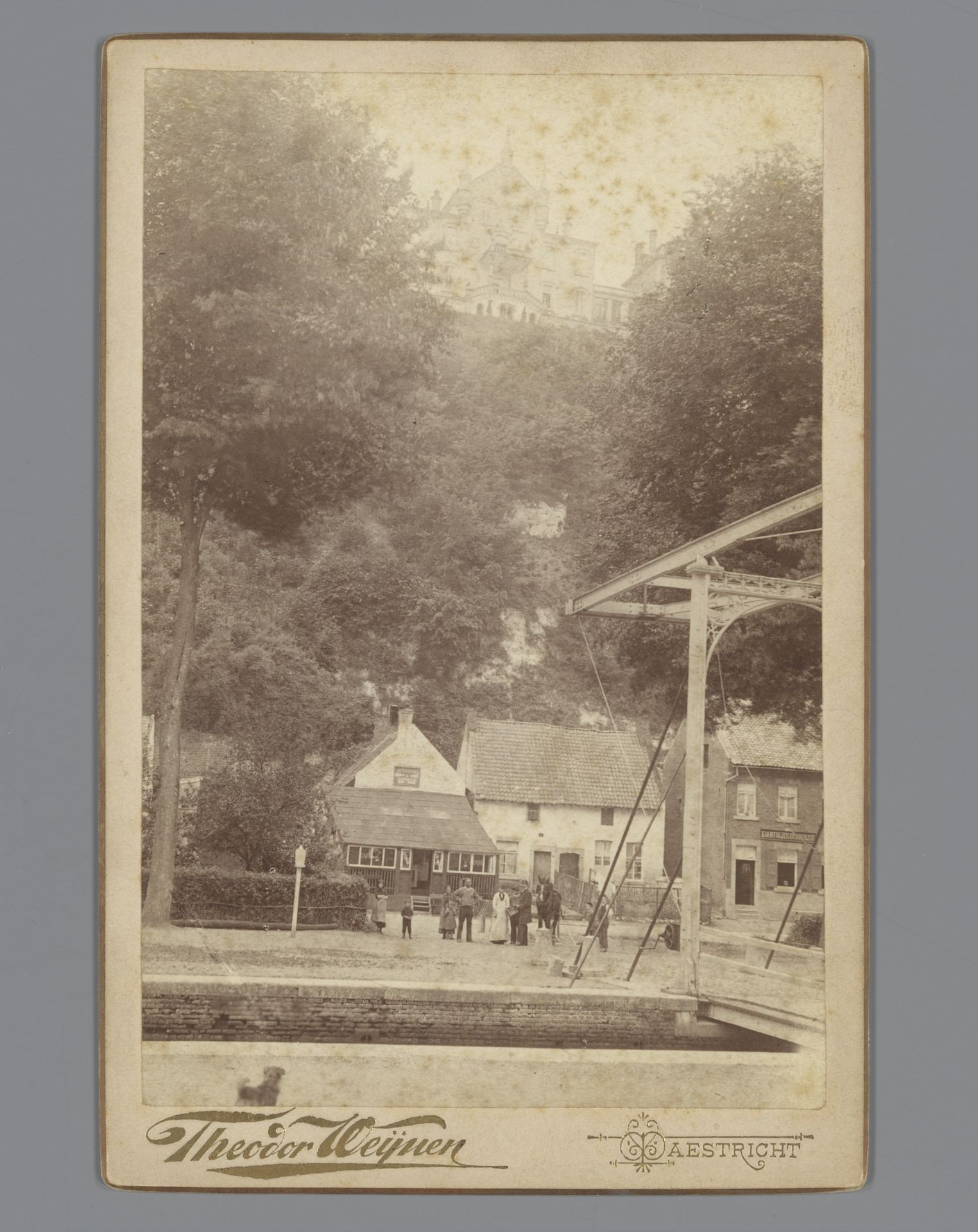 Gezicht op Kasteel Caestert en de sluis van Klein-Ternaaien in het kanaal Luik-Maastricht nabij de Nederlandse grens by Théodor Weijnen