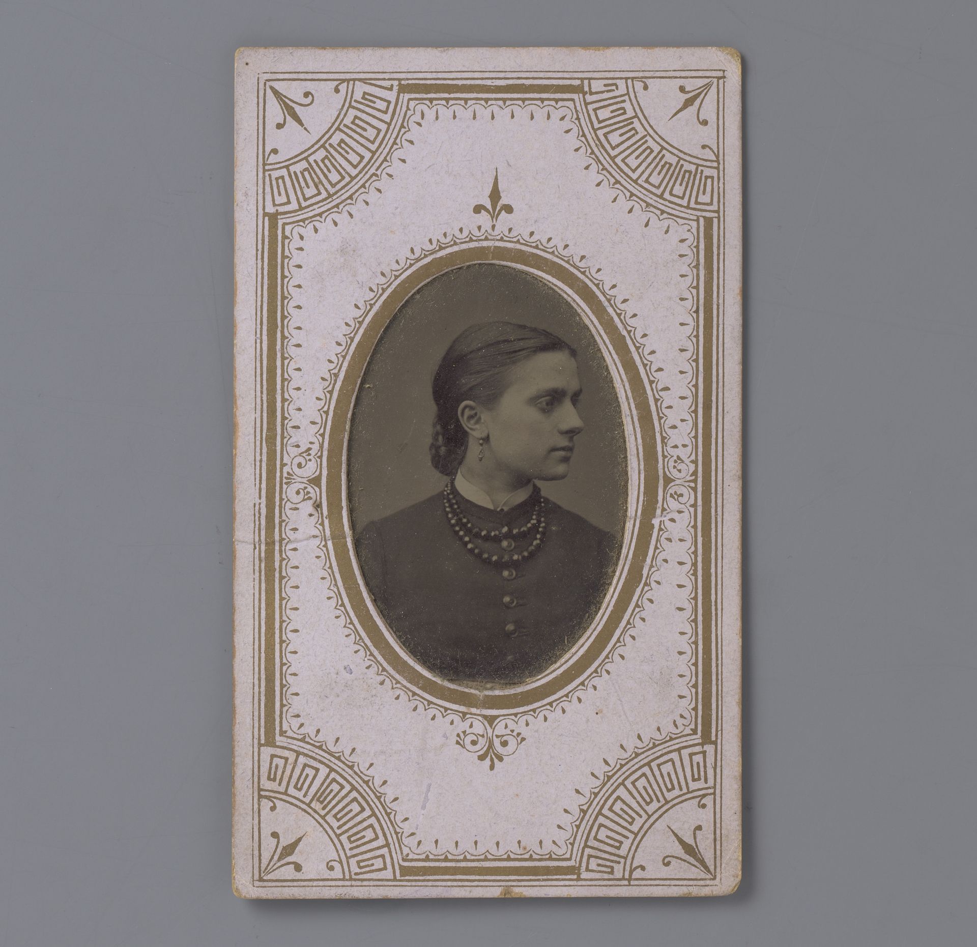 Portret van een onbekende jonge vrouw met halsketting by John George Kirby