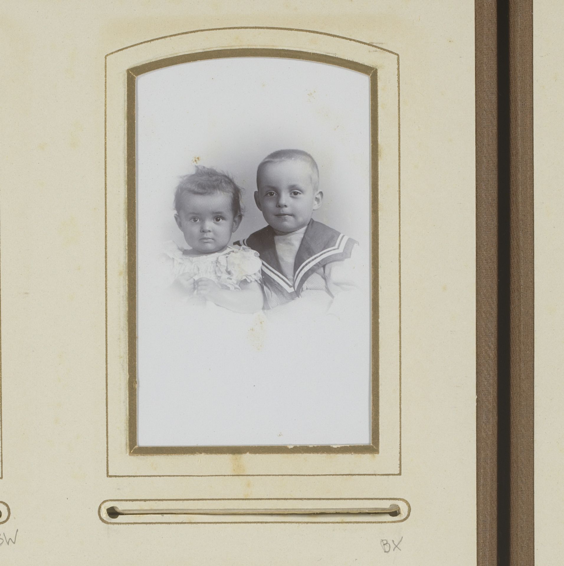 Portret van een kind in witte jurk en een jongen in matrozenpak, aangeduid als Nico en Kees by Johannes Gesterkamp jr.