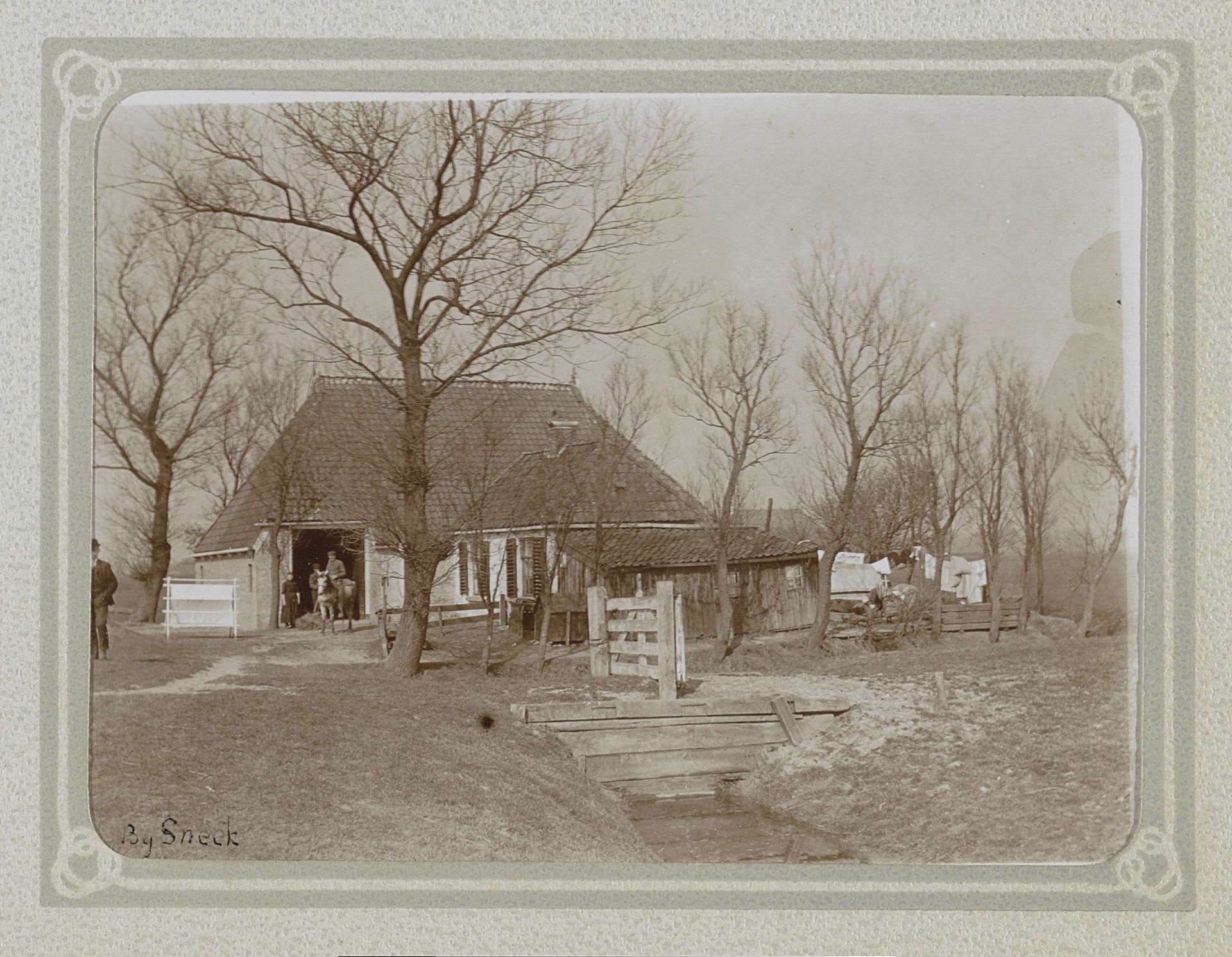Boerderij met een erf bij Sneek by Folkert Idzes de Jong