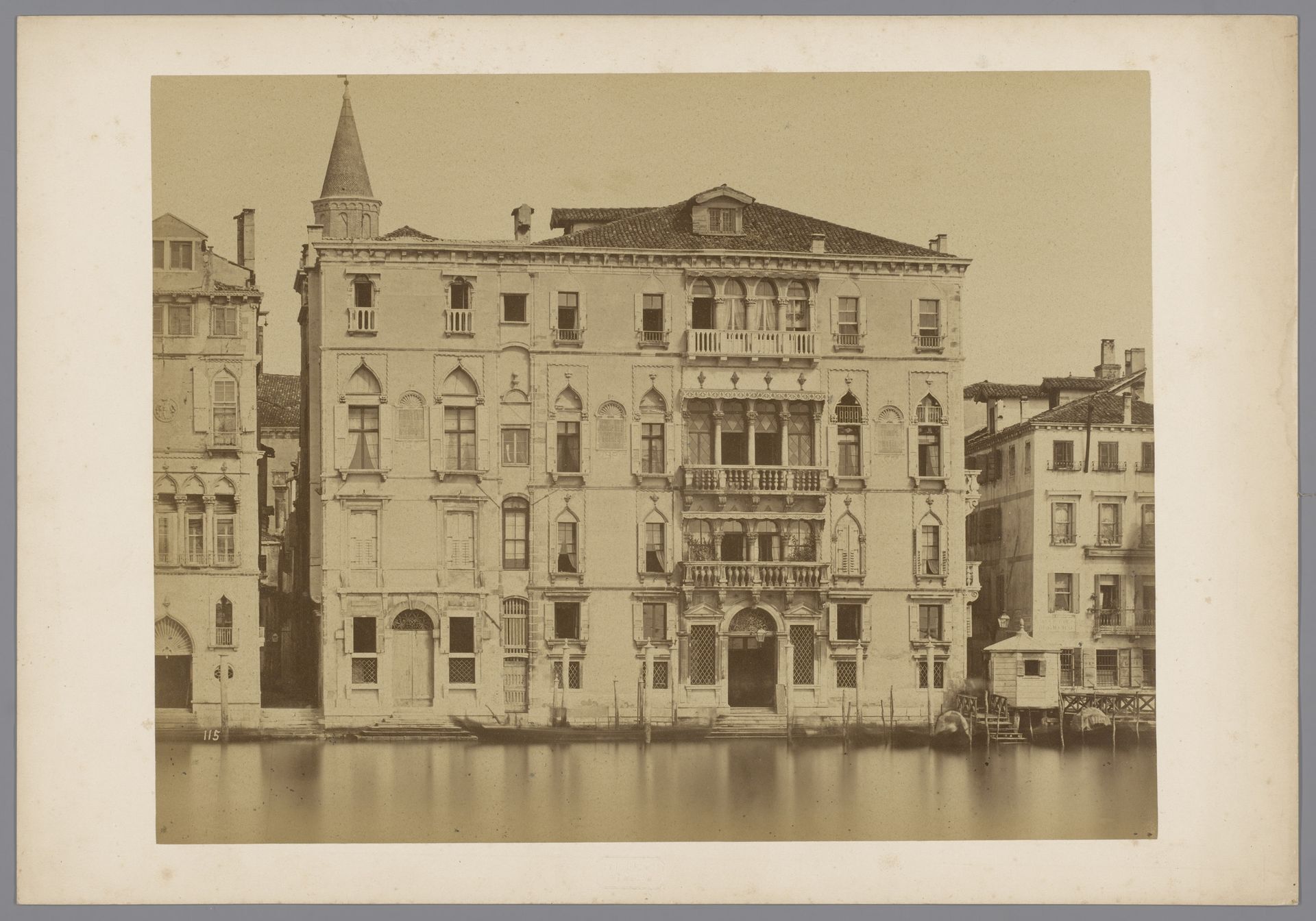 Façade van een gebouw te Venetië, Italië by Carlo Ponti