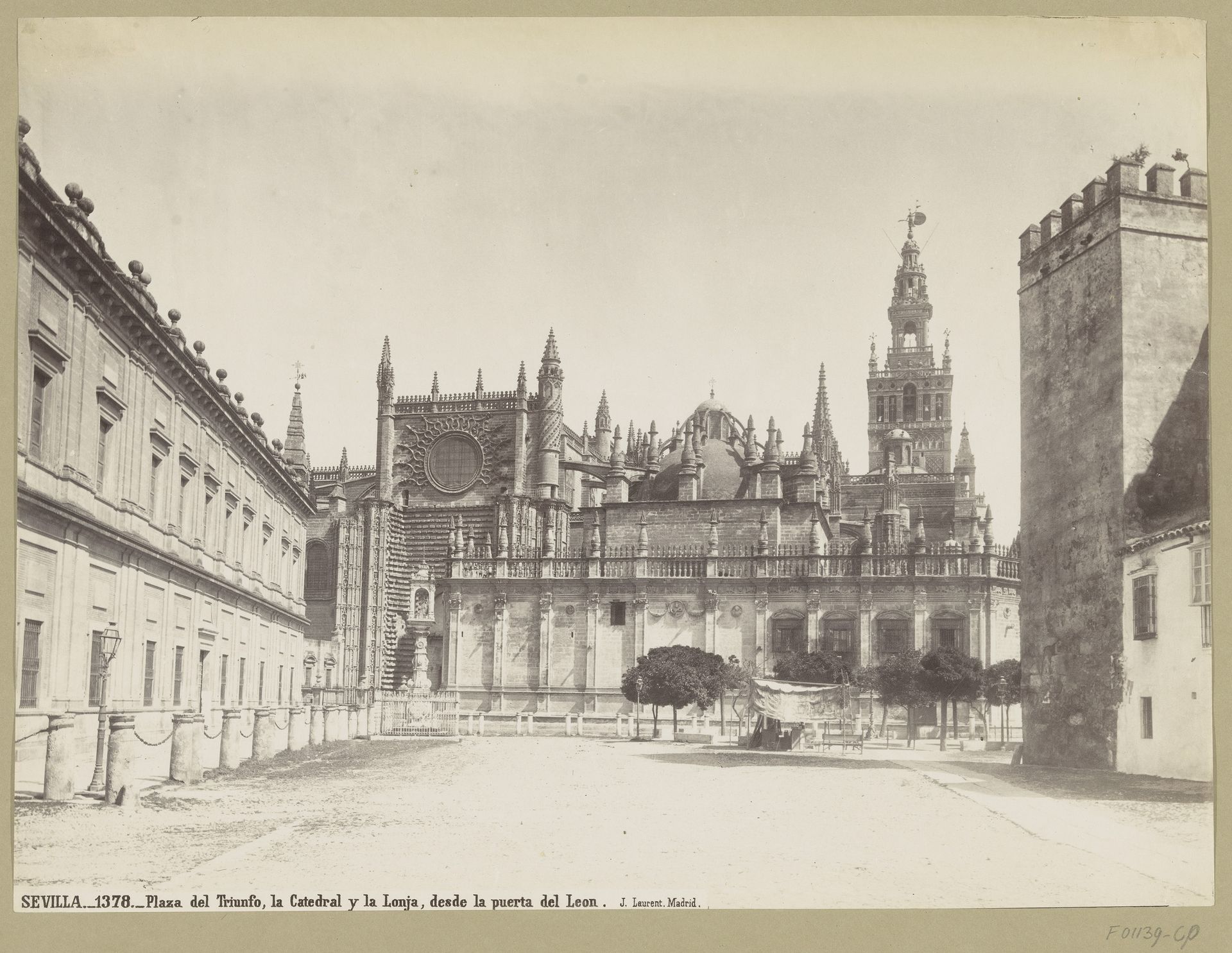 Gezicht op de kathedraal van Sevilla vanaf het Plaza del Triunfo by Juan Laurent
