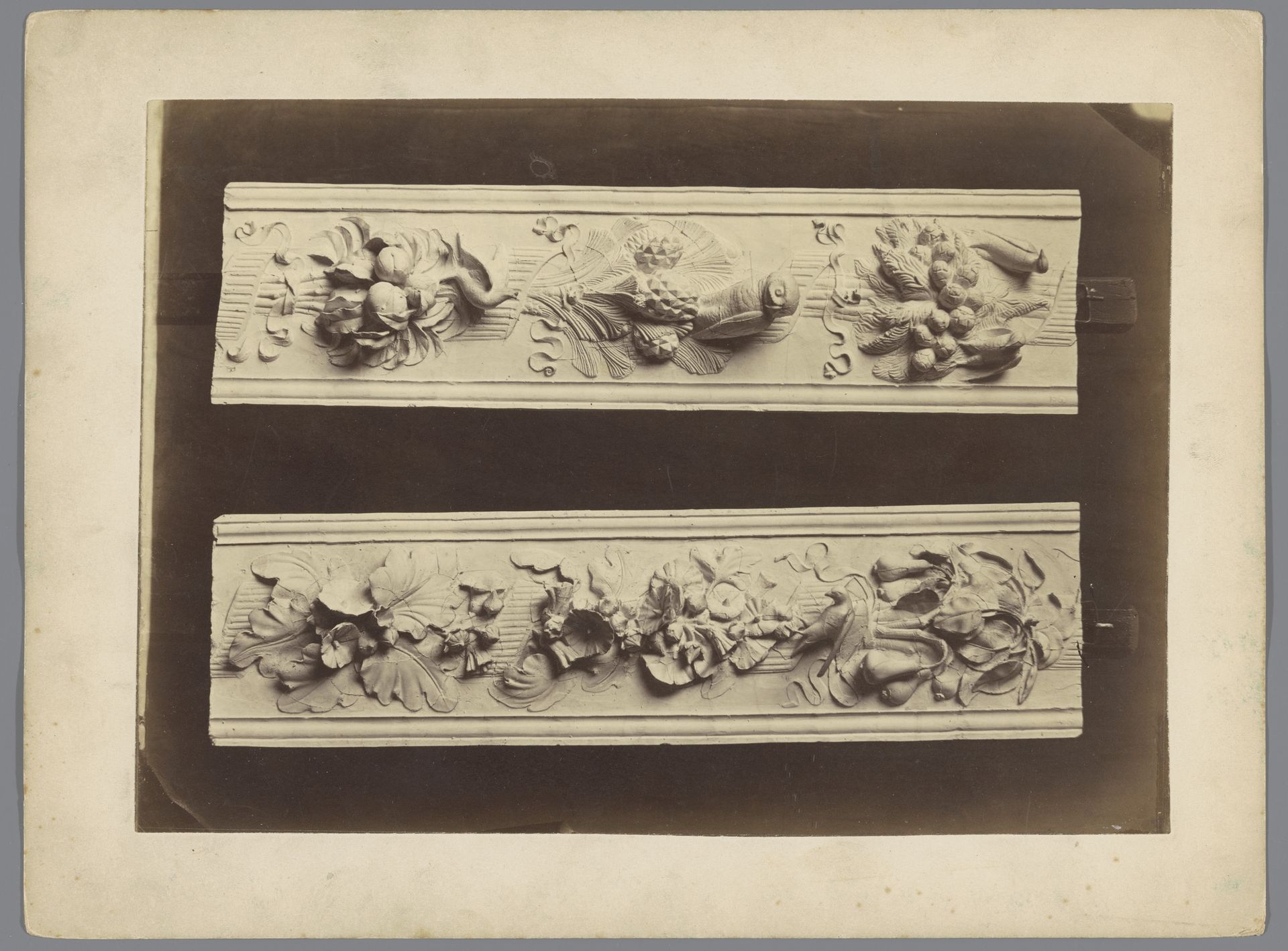 Twee reliëfs met vogels en fruit by Gustave Eugène Chauffourier