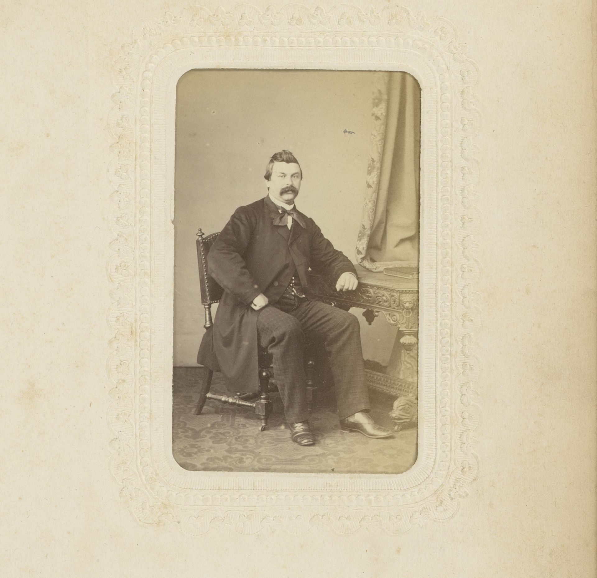 Portret van een zittende man met snor by Joseph Maes
