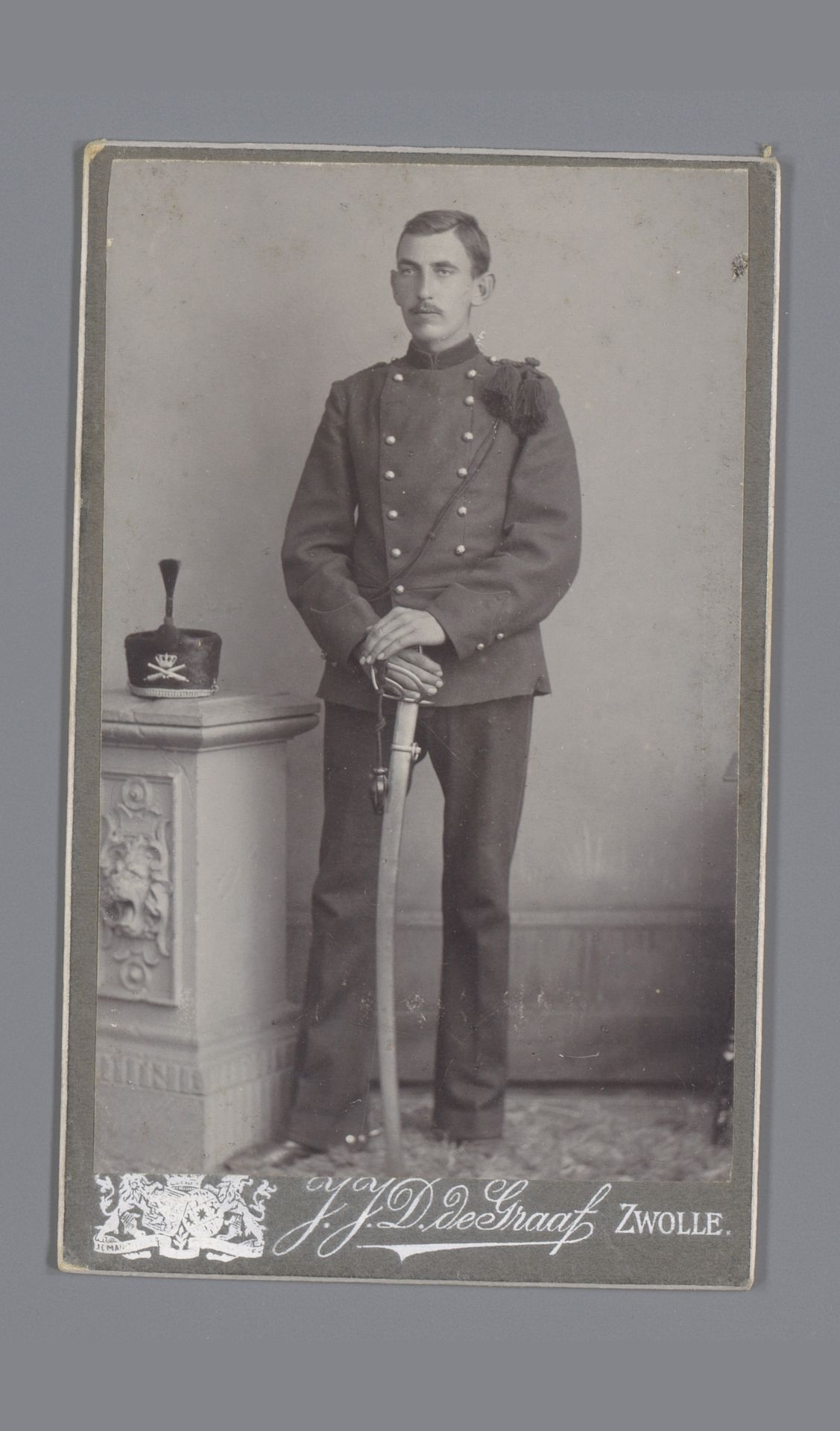 Portret van een onbekende man in uniform by Johannes Jacobus Dirk de Graaf