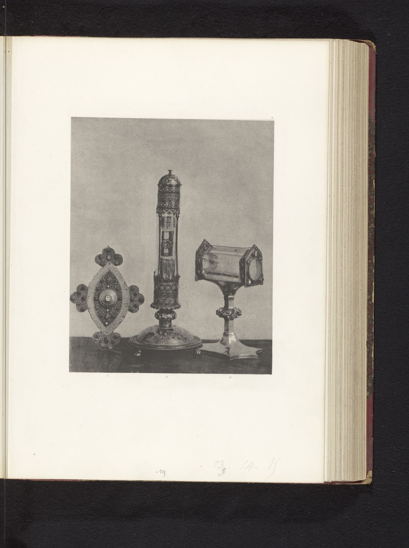 Banderol en twee monstransen van metaal, opgesteld op een tentoonstelling over religieuze objecten uit de middeleeuwen en renaissance in 1864 in Mechelen by Joseph Maes