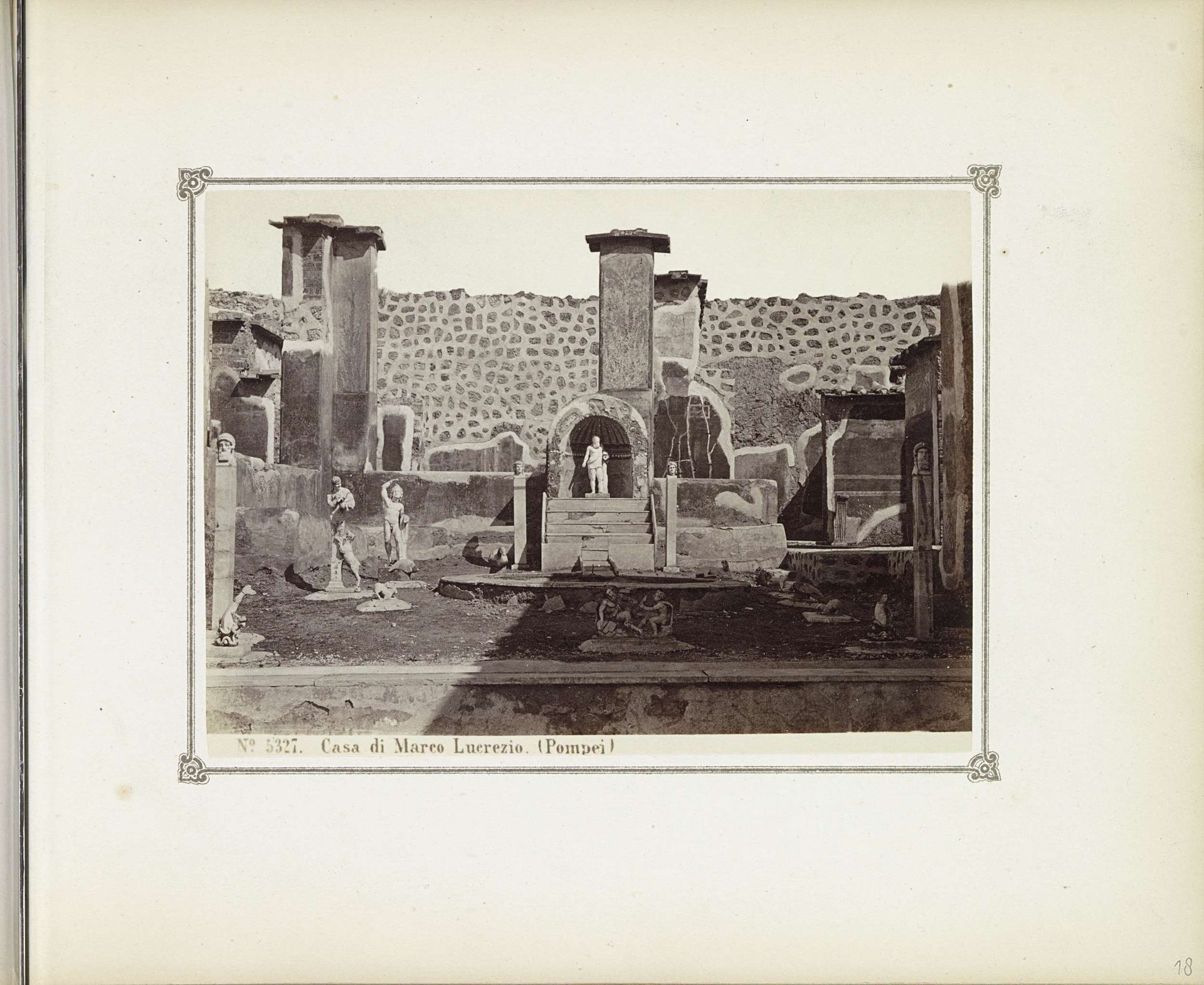 Restanten van het huis van Marco Lucrezio in Pompeï by Giorgio Sommer