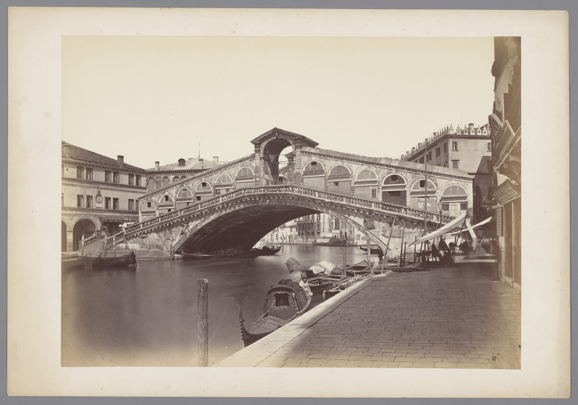 Rialtobrug over het Canal Grande te Venetië, Italië by Carlo Ponti