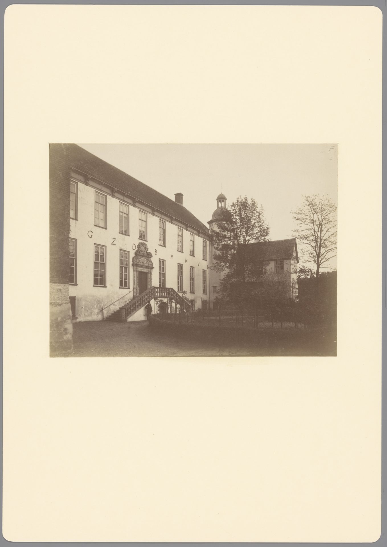 Binnenplaats van het Huis Bergh te 's Heerenberg by anoniem (Monumentenzorg)