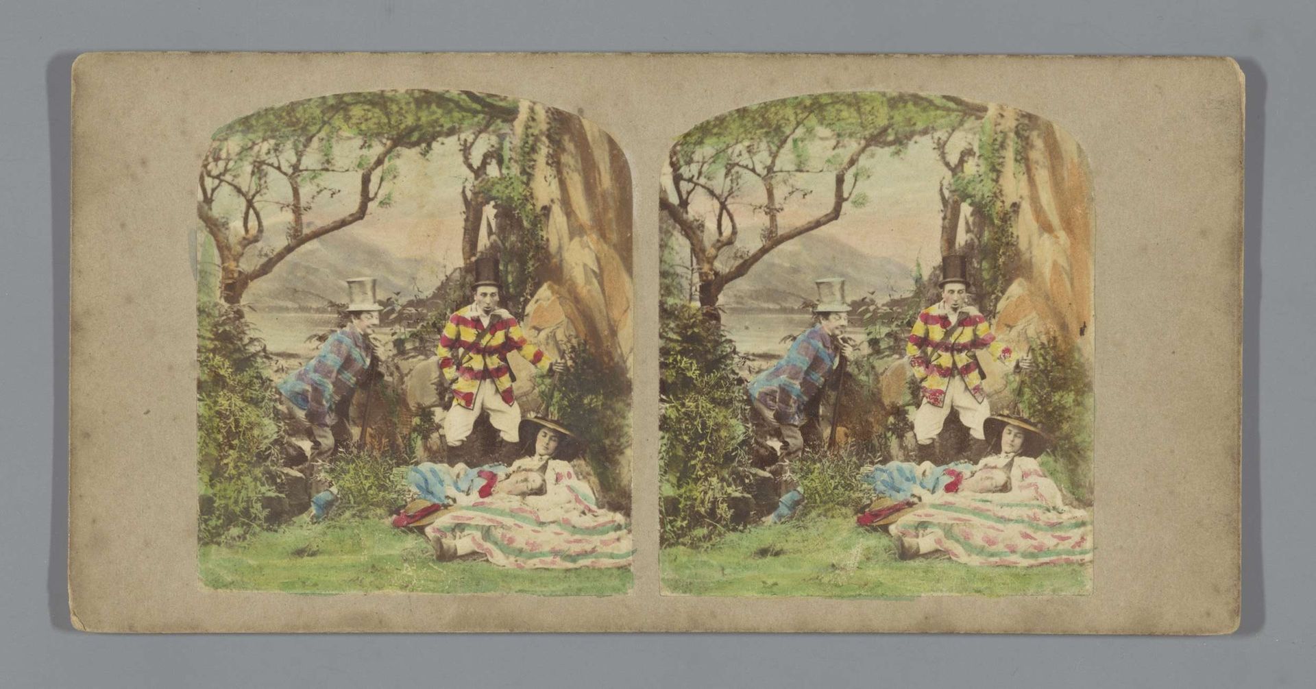 Twee mannen met hoge hoeden overvallen twee slapende vrouwen by Ferdinand Drier