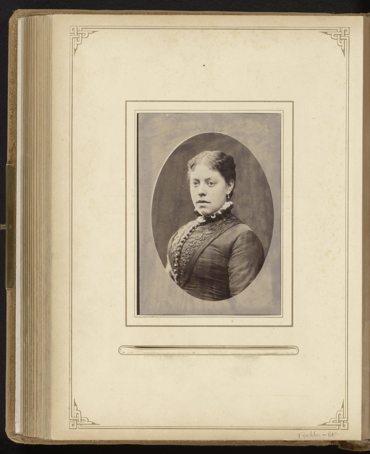 Portret van een vrouw, echtgenote van D. van der Made by Johann Georg Hameter