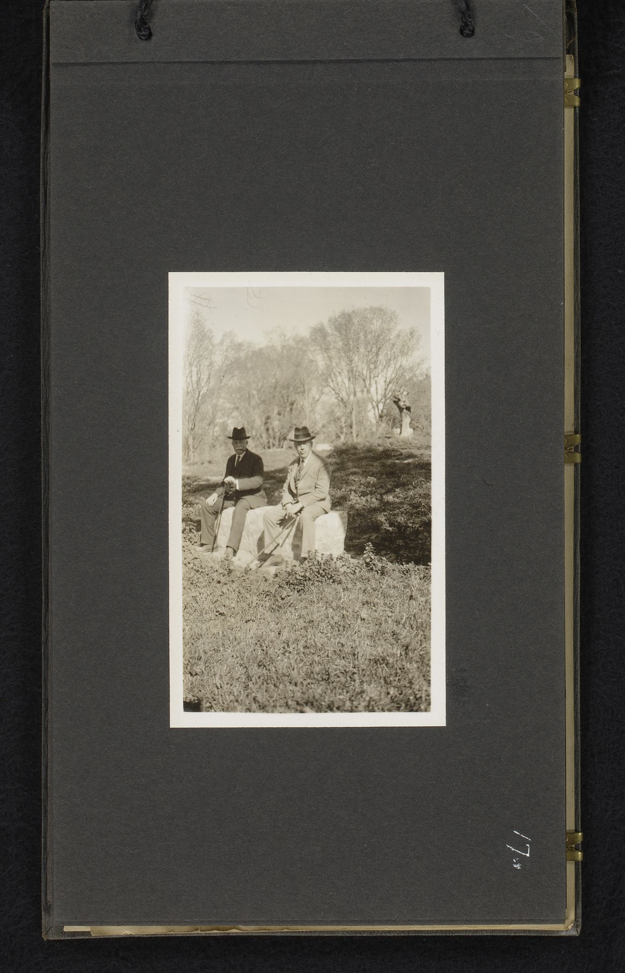 Twee Europese mannen zittend in het Bois Sacré te Tlemcen by A.G.A. van Eelde