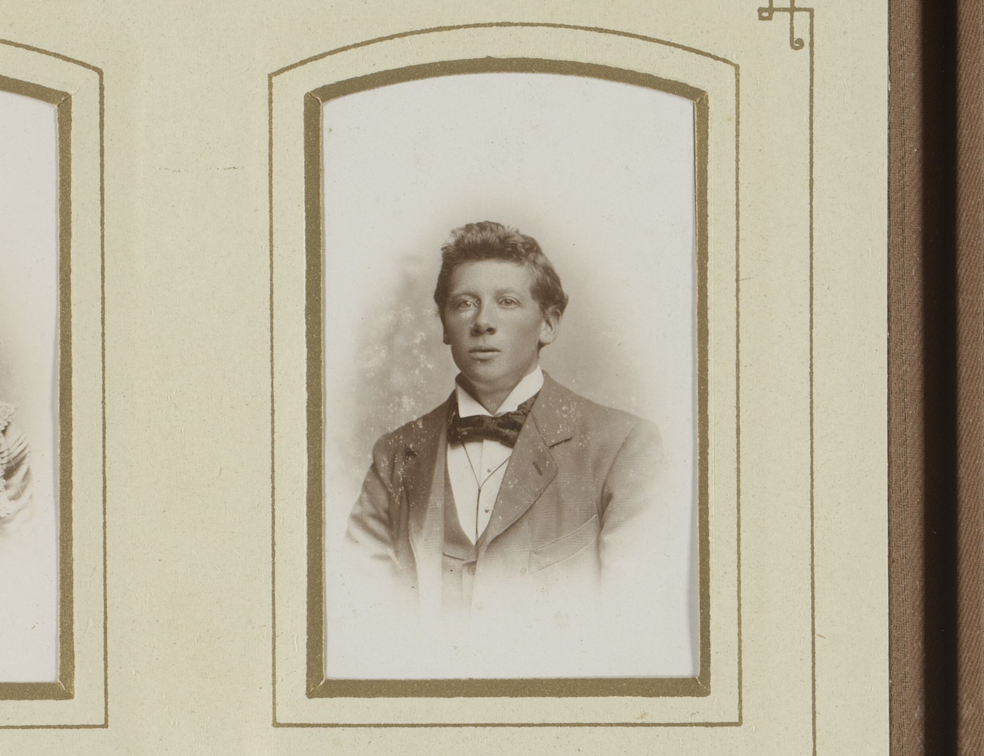 Portret van een jonge man met vlinderstrik by W.G. Kuijer & Zonen