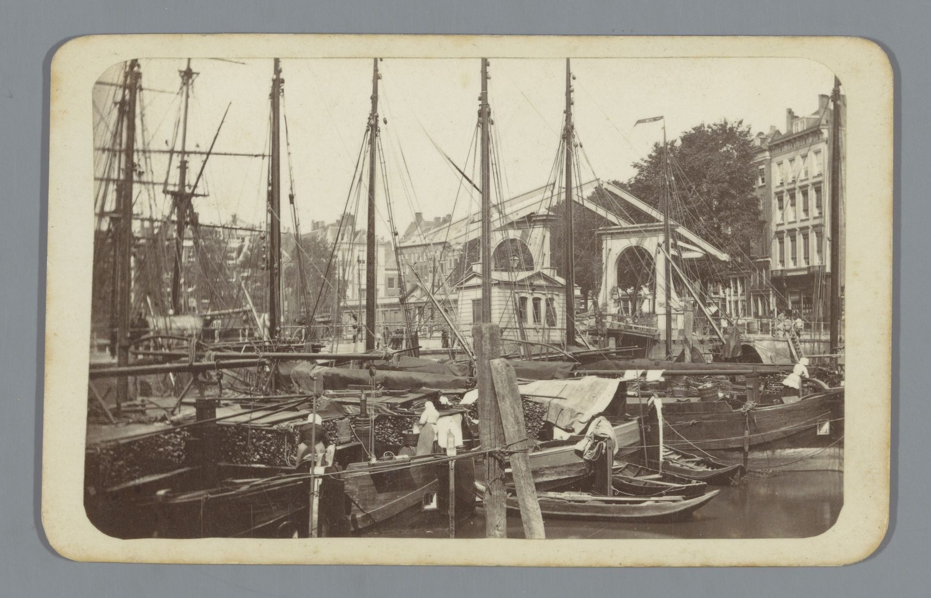 Gezicht op de Vismarkt te Rotterdam by W. Bikkers