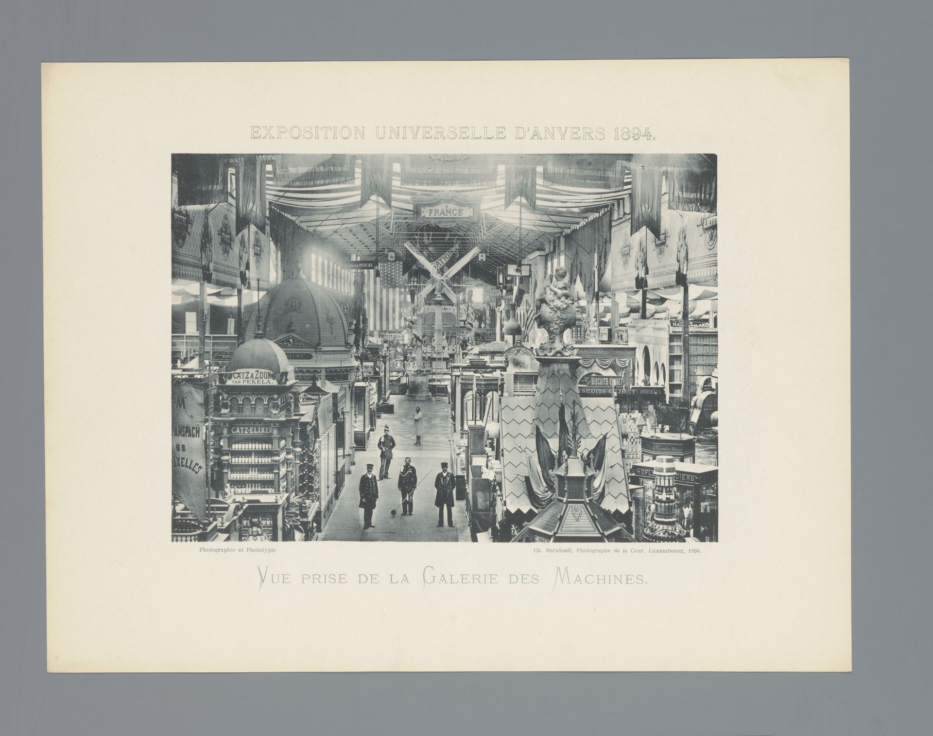Franse afdeling in een hal tijdens de Wereldtentoonstelling van 1894 te Antwerpen by Charles Bernhoeft