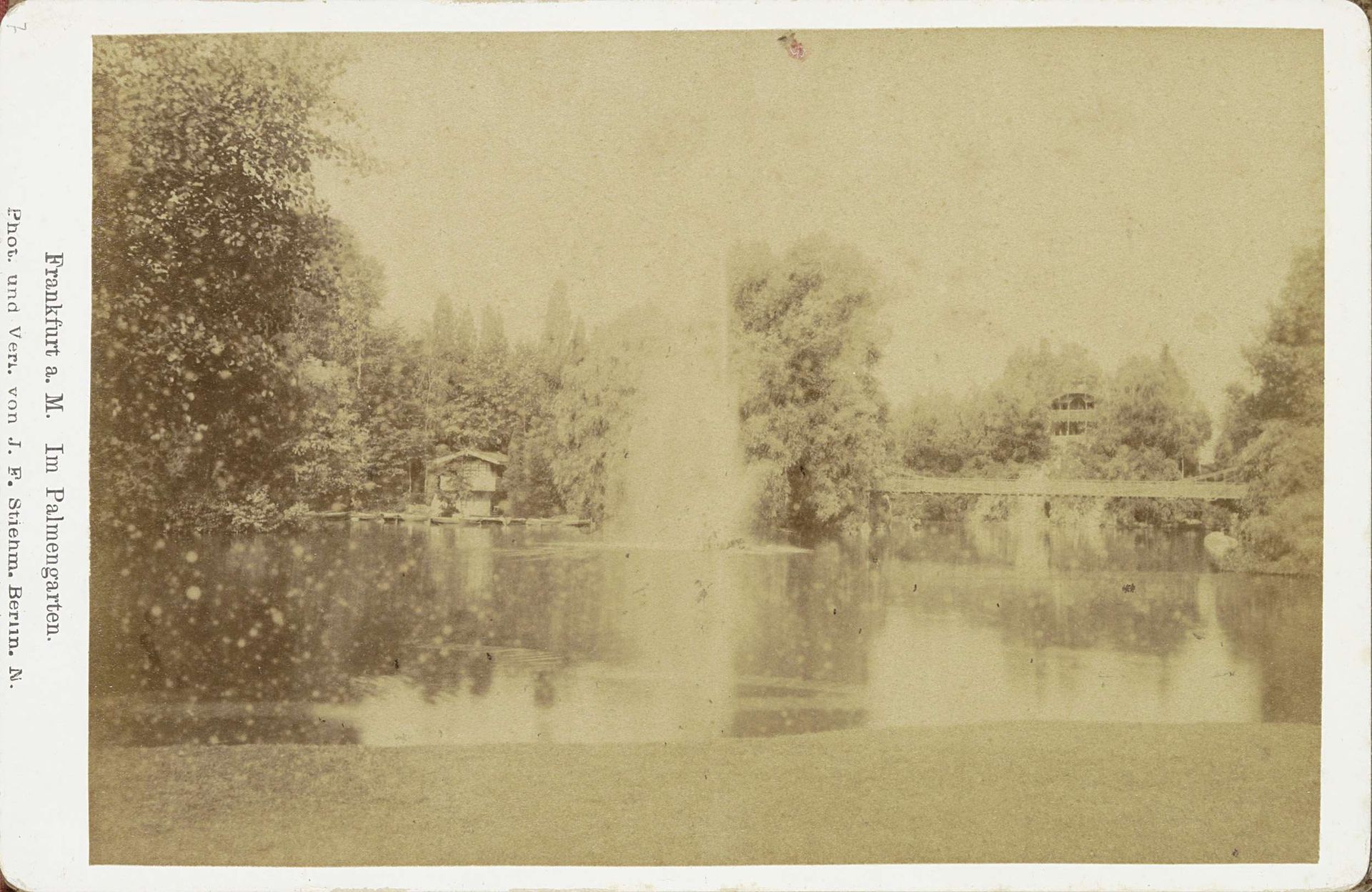 Vijver met fontein en brug in de Palmentuin van Frankfurt by Johann Friedrich Stiehm