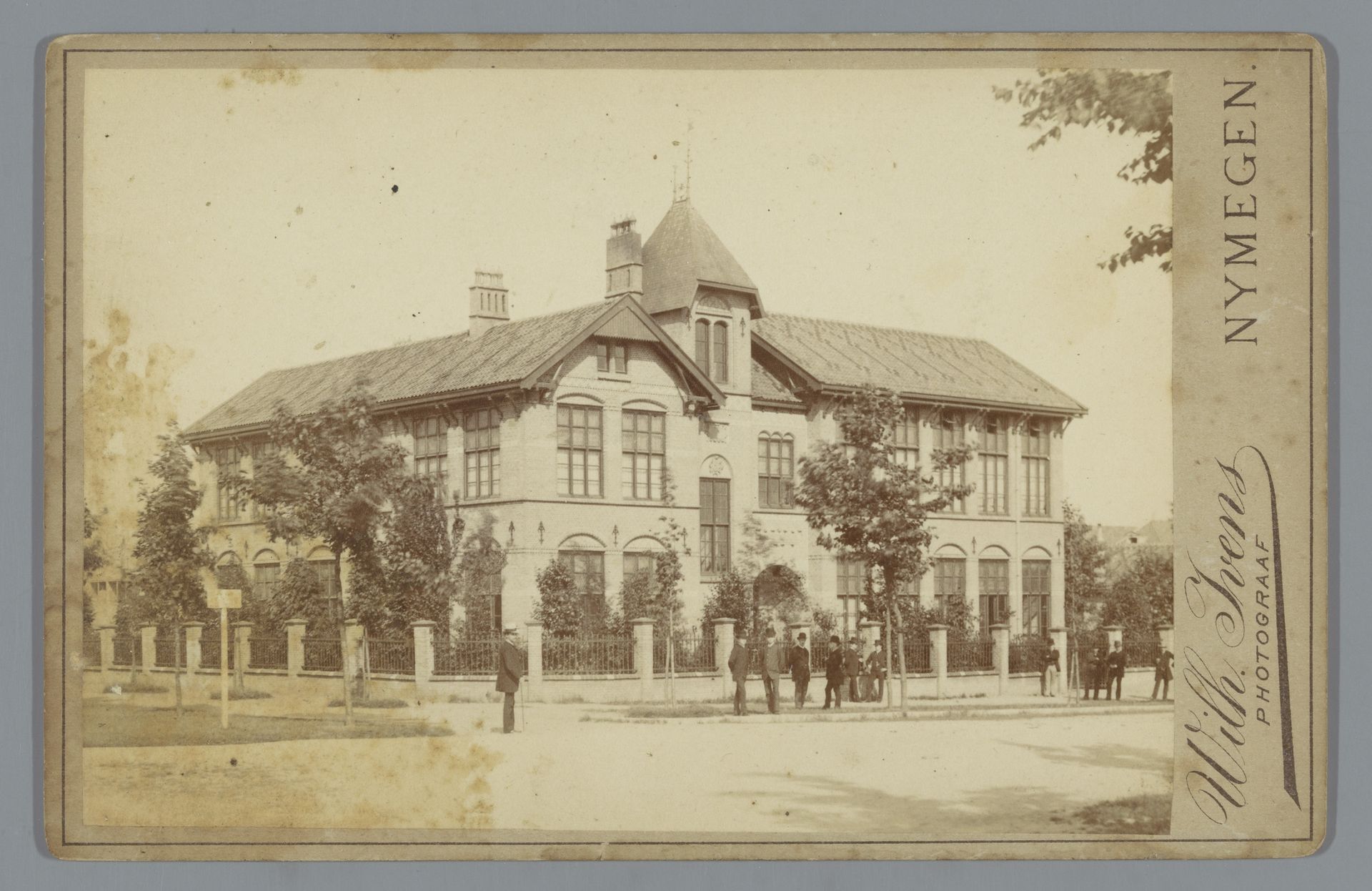 Groepsportret bij de Kweekschool voor onderwijzers te Nijmegen by Wilhelm Ivens