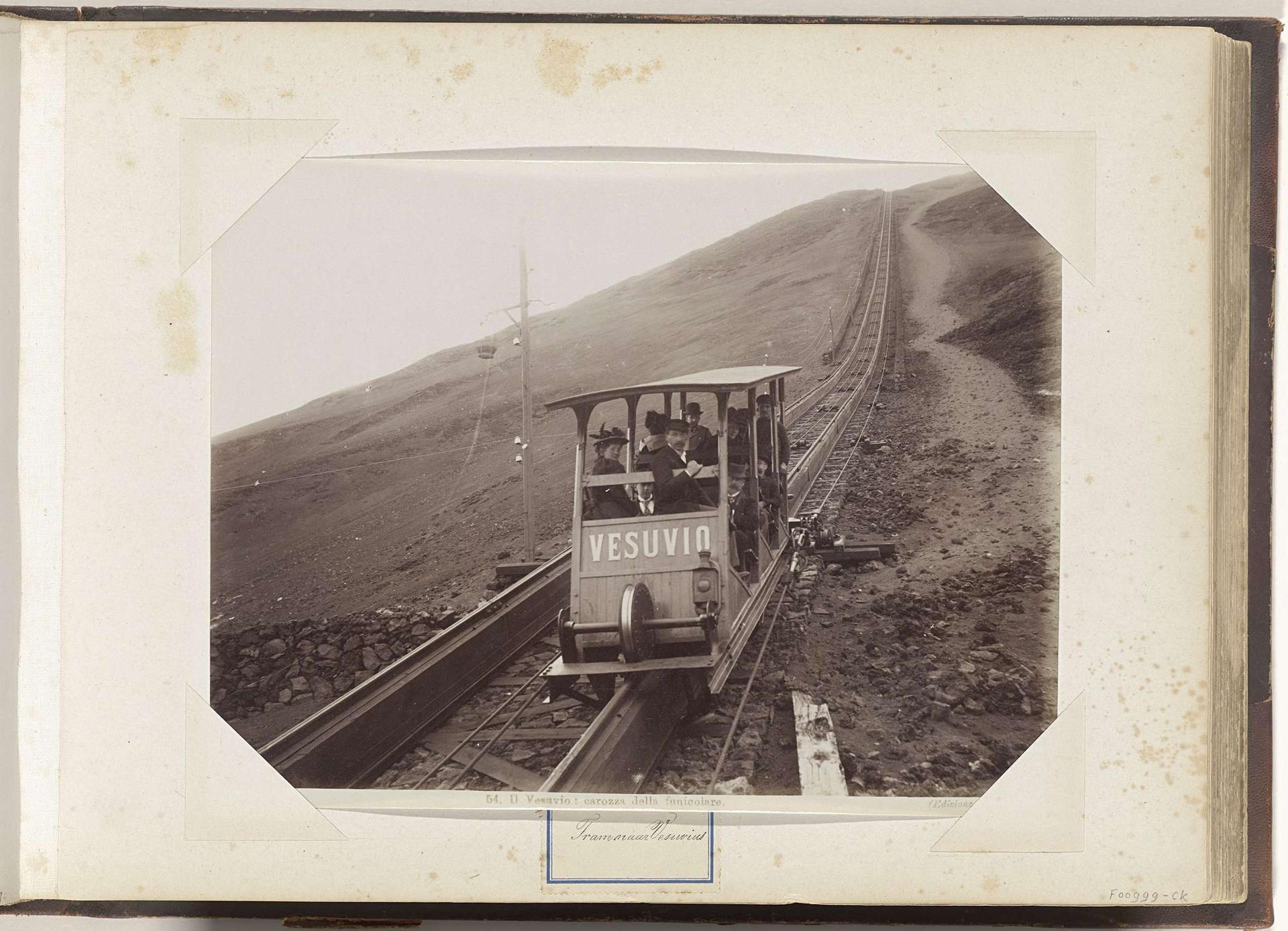 Mannen en vrouwen in een wagen van de kabelbaan op de Vesuvius by Anonymous
