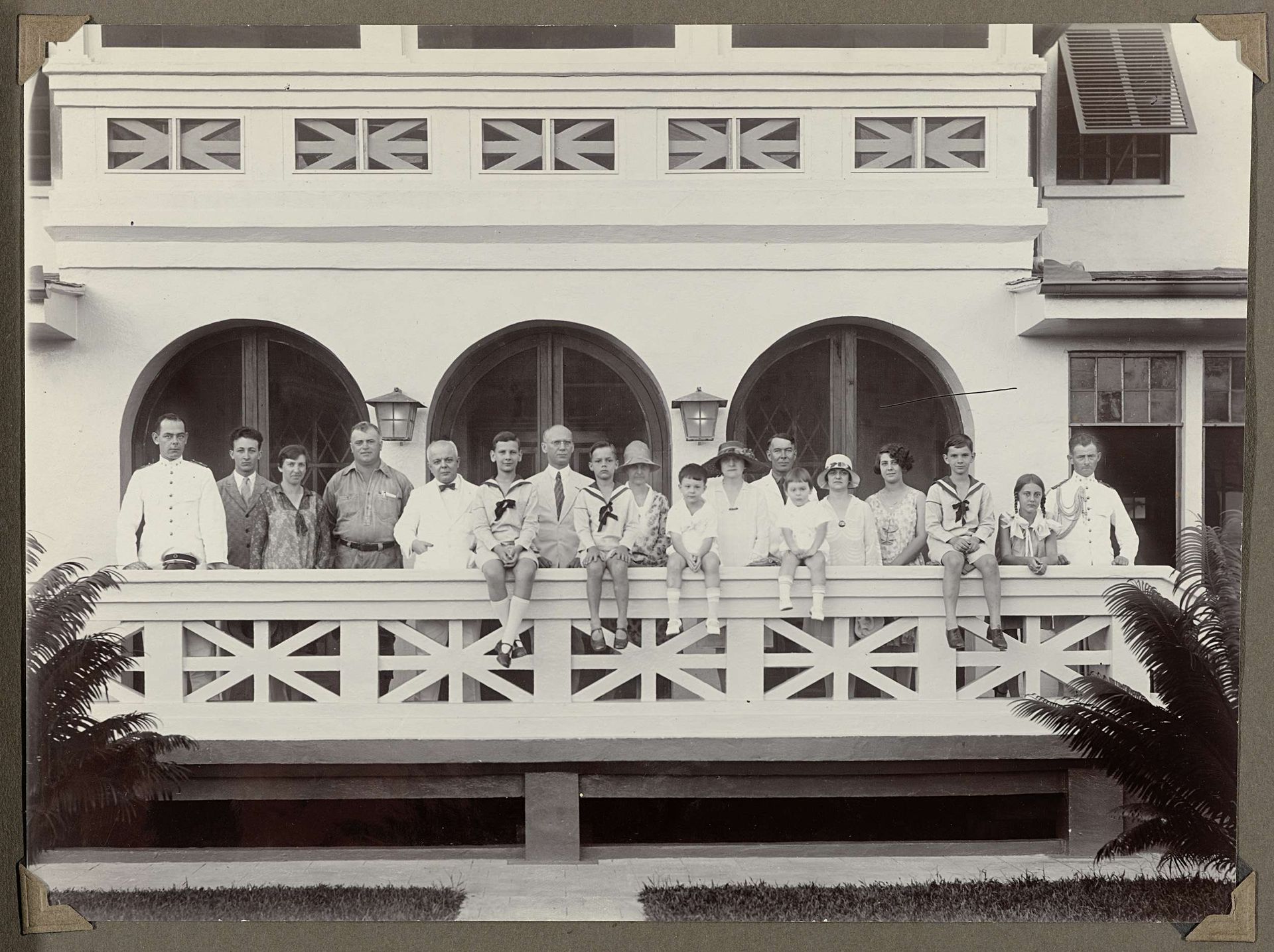 Groepsfoto van Nederlanders in Suriname, staande op een balkon by Anonymous
