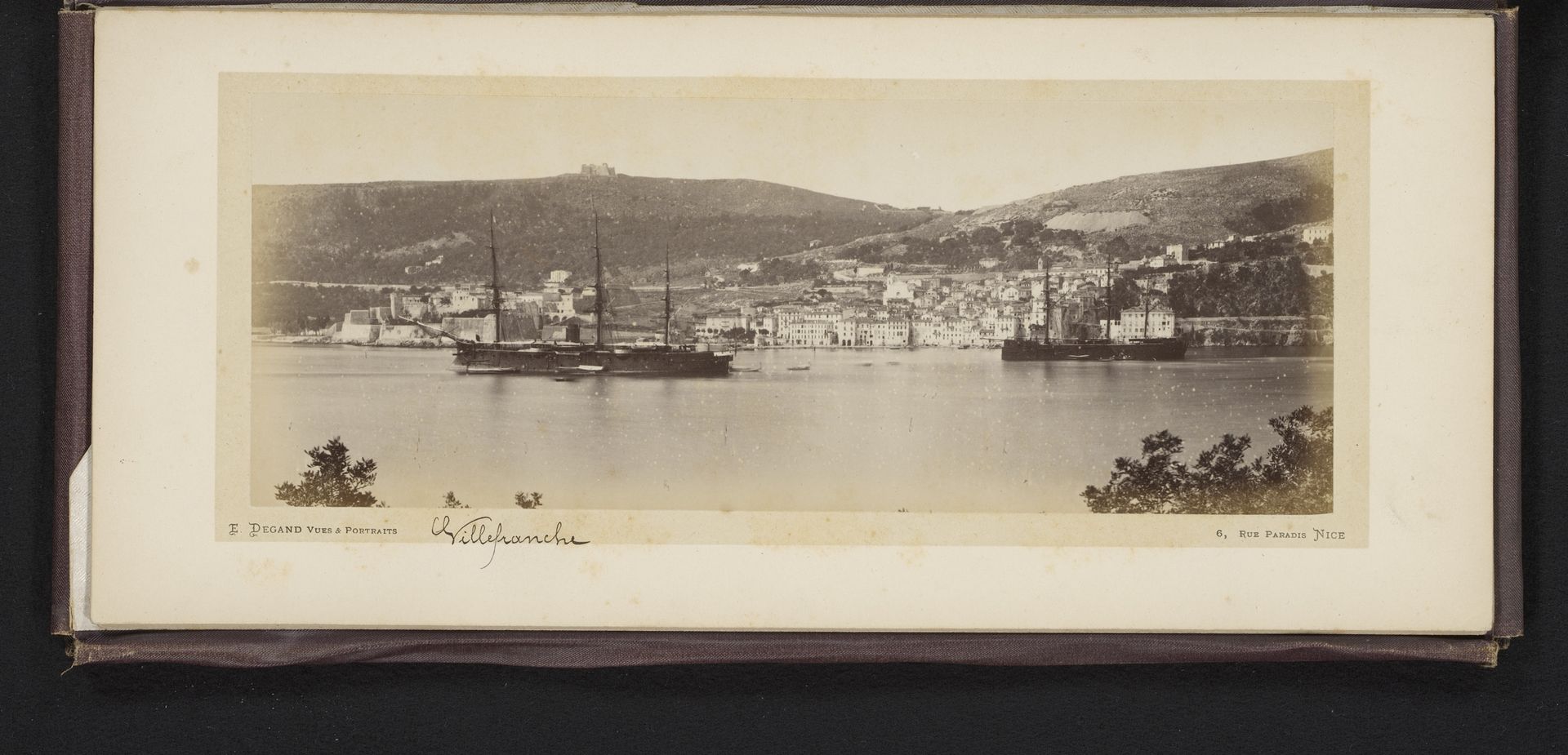 Gezicht op Villefranche-sur-Mer met Fort du Mont Alban by Eugène Degand