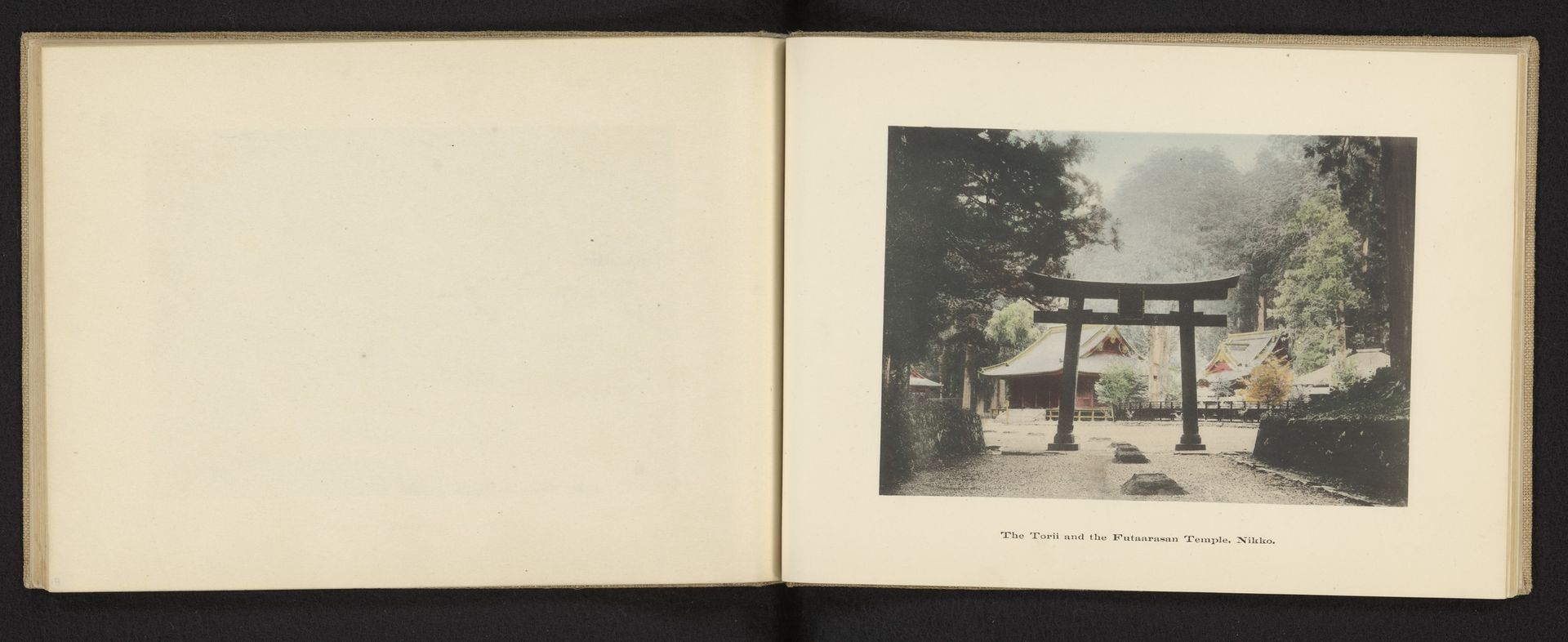 Gezicht op een torii en de Futarasan jinja in Nikko by Kōzaburō Tamamura